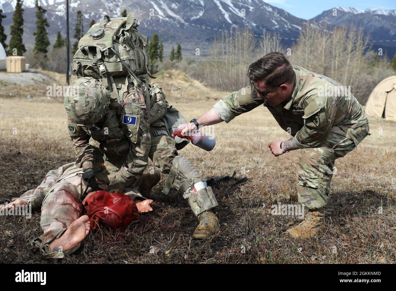 Pvt. Agosto Munoz applique un tourniquet sur une victime de combat simulée lors de la compétition du meilleur guerrier de l'USARAK au Centre d'entraînement de la guerre du Nord à Black Rapids, en Alaska Banque D'Images