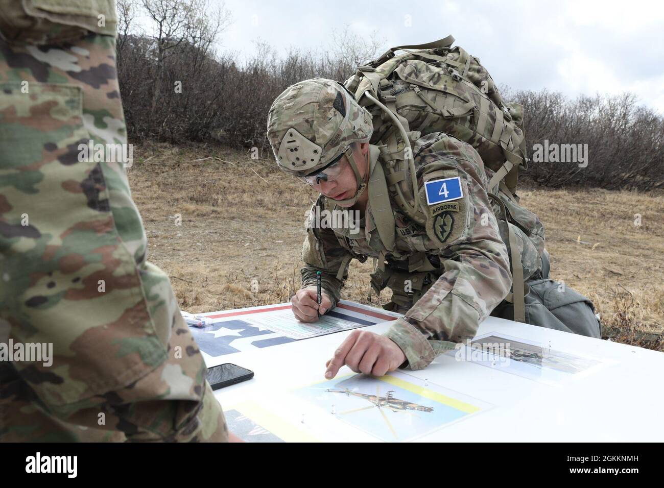 SPC. Catulo Molina, 4e équipe de combat de la Brigade d'infanterie (Airborne), 25e division d'infanterie, se prépare à présenter un RAPPORT SUR PLACE le 19 mai au Centre d'entraînement de la guerre du Nord à Black Rapids, en Alaska Banque D'Images