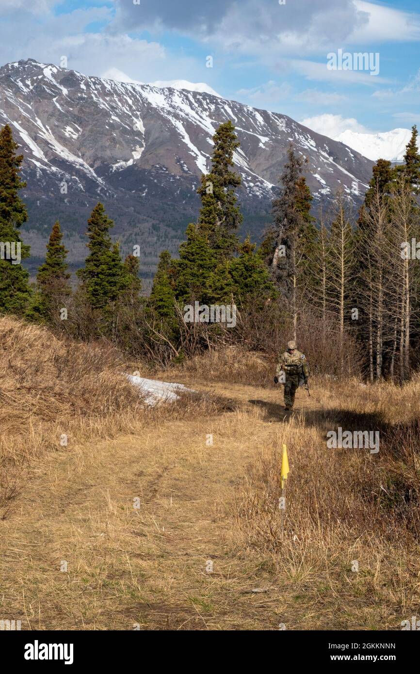 LE SGT Dominic Phillips, 4th Infantry Brigade combat Team (Airborne), 25th Infantry Division, marche sur la voie de la protection chimique, biologique, radiologique et nucléaire lors de la compétition du meilleur guerrier de l'Alaska de l'armée américaine, le 19 mai 2021 au centre d'entraînement de la guerre du Nord de l'armée américaine, au site d'entraînement de Black Rapids, en Alaska. Banque D'Images