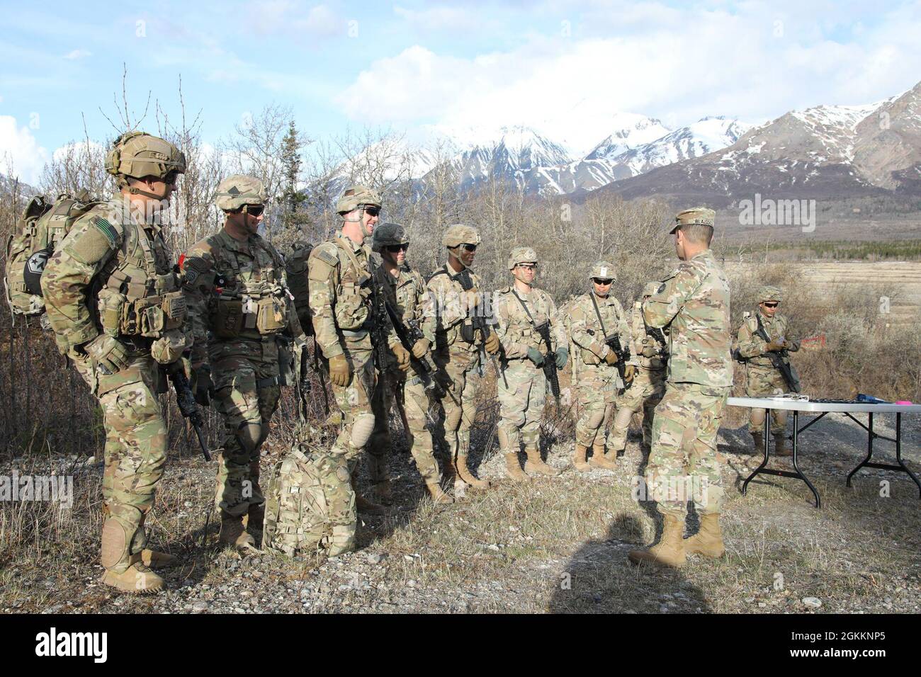 Sergent du commandement de l'Alaska de l'armée américaine Le Maj Phillip Blaisdell parle aux meilleurs combattants de l'USARAK avant que les soldats commencent le 19 mai au centre d'entraînement de Northern Warfare à Black Rapids, en Alaska Banque D'Images