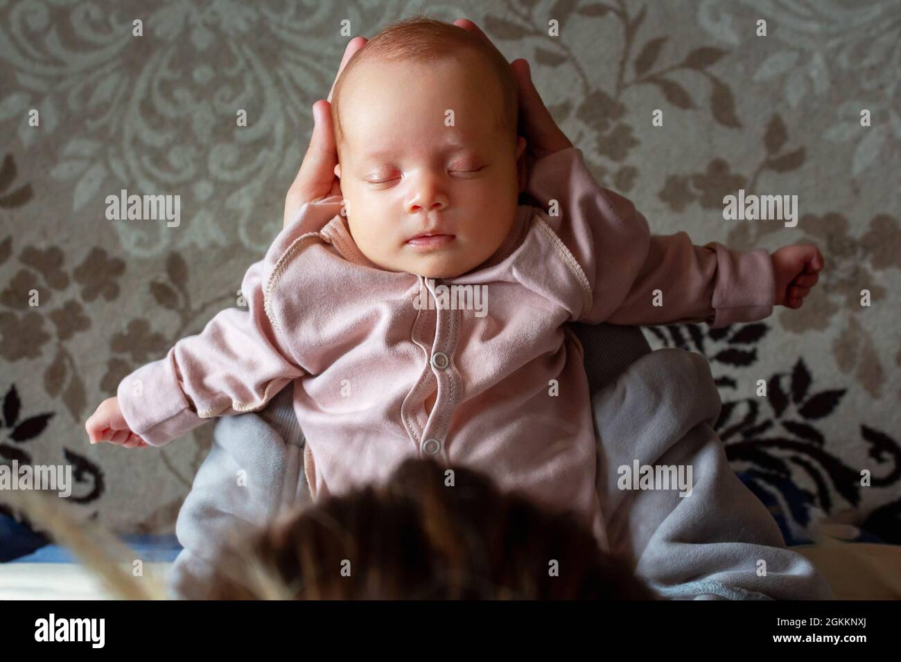 Mère tenant bébé dans les mains. Vue de dessus. Banque D'Images