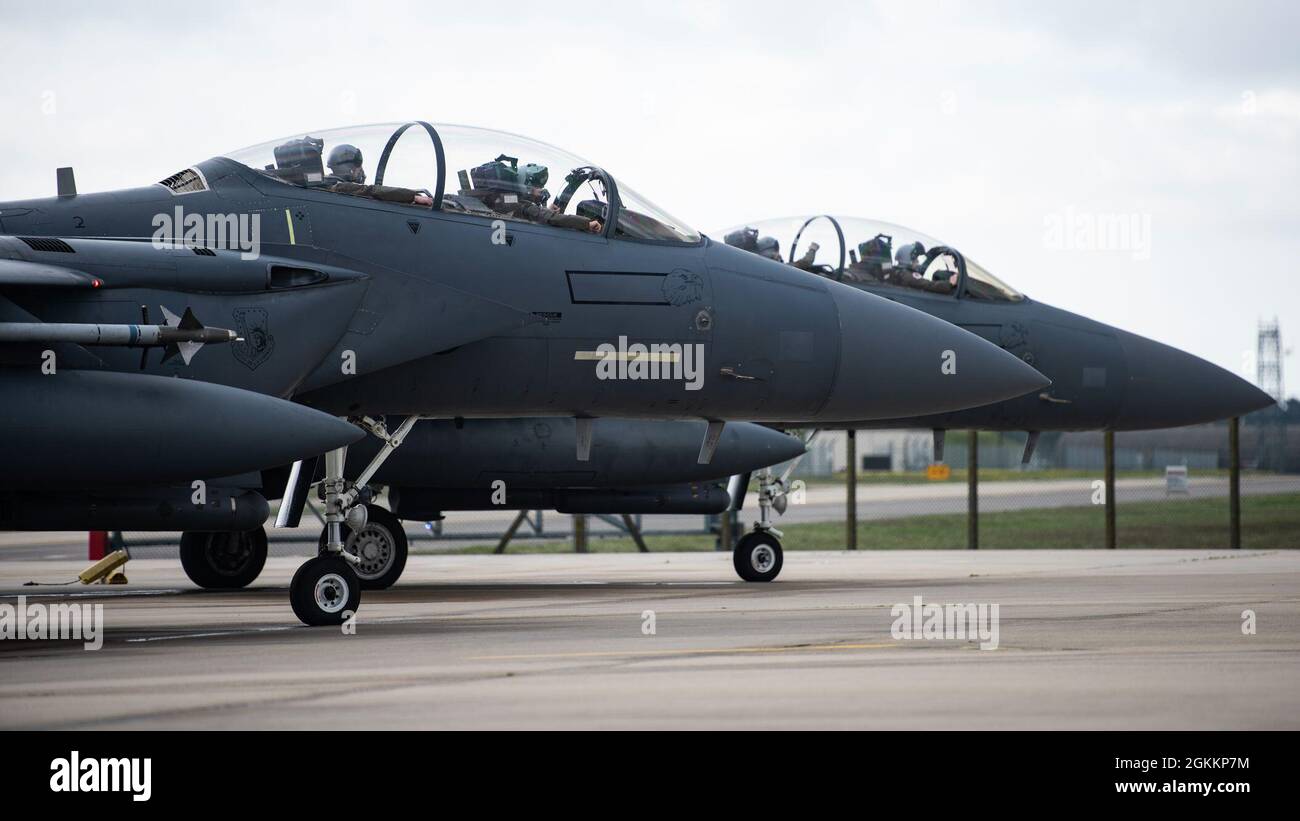 U.S. Air Force F-15E Strike Eagles a affecté à la 48e ligne de l'escadre de Fighter le taxi avant le décollage à l'appui de l'exercice AT-Sea Demo/formidable Shield, à la Royal Air Force Lakenheath, Angleterre, le 18 mai 2021. ASD/FS renforce la coopération entre les pays partenaires et démontre aux adversaires potentiels que les puissances aériennes et maritimes américaines et alliées peuvent être déployées n'importe quand, n'importe où. Banque D'Images