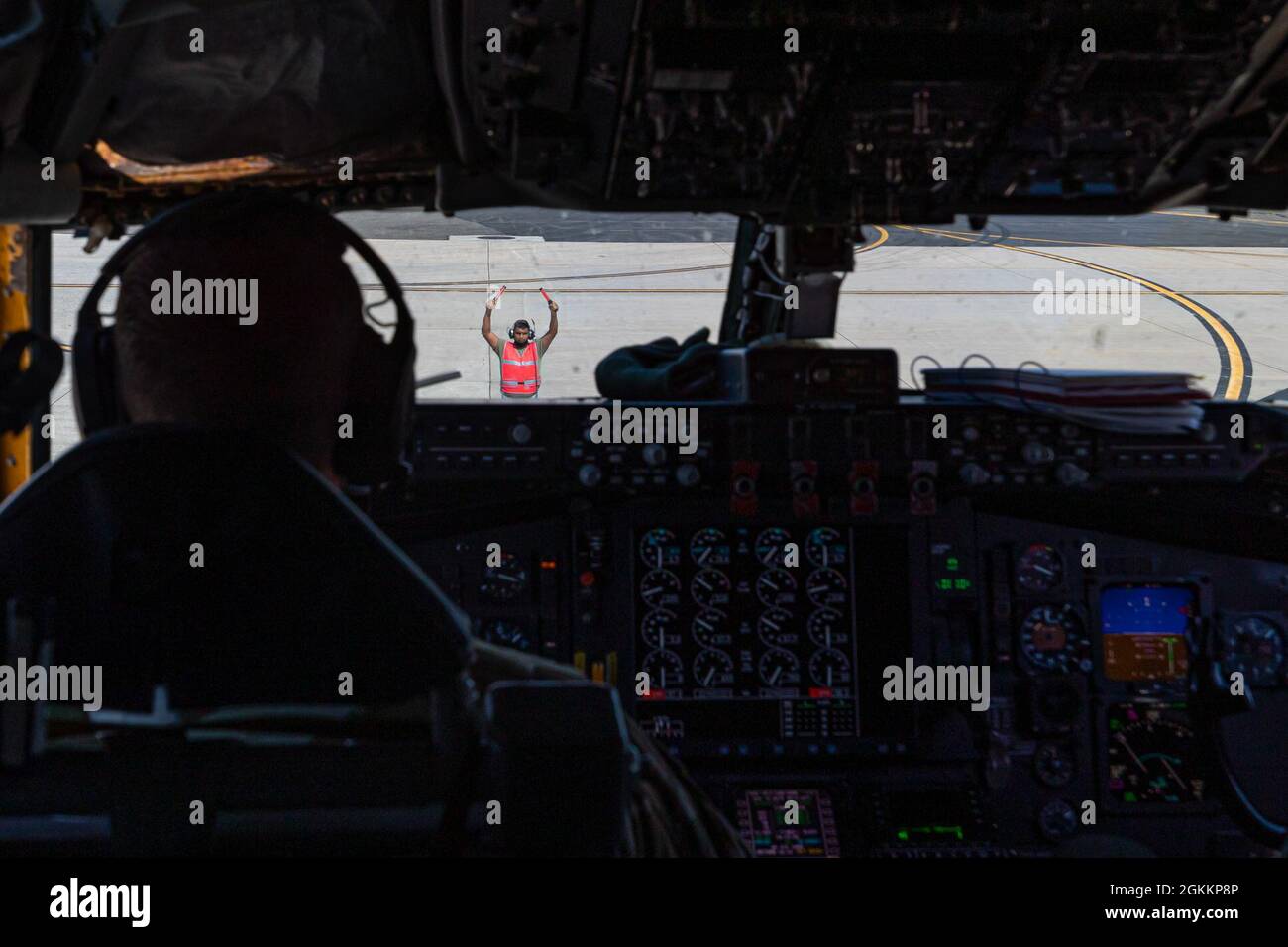 Un Airman de la Force aérienne des États-Unis avec les marshalls de la 108e Escadre dans un KC-135R Stratotanker après une mission d'entraînement sur la base interarmées McGuire-Dix-Lakehurst (N.J.), le 19 mai 2021. Banque D'Images