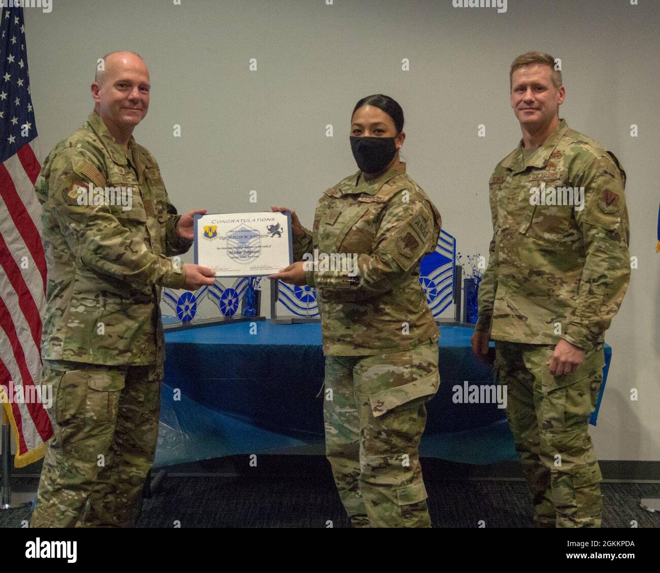 Sergent technique de la U.S. Air Force. Jesusa Johnson, 14e Escadron des opérations de soutien aérien, reçoit un certificat de promotion au rang de maître sergent du colonel Johnathan King, commandant du 18e Groupe des opérations de soutien aérien, et Sgt principal. Adam Benson, surintendant ASOG 18. La présentation s'inscrivait dans le cadre de la cérémonie de libération du maître sergent à l'aérodrome de Pope Army, en Caroline du Nord, le 19 mai 2021. Banque D'Images