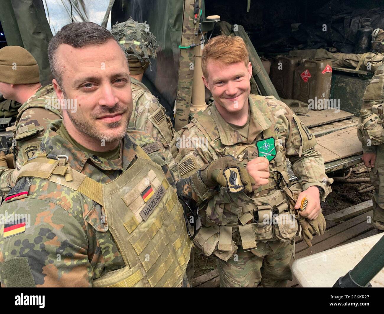 GRAFENWÖHR, Allemagne (19 mai 2021) – le lieutenant-général de l'armée allemande, le colonel André Harzendorf (à gauche), assistant militaire du commandant du Commandement allié de la Terre de l'OTAN, le lieutenant-général de l'armée américaine Roger L. Cloutier Jr., présente le patch qu'il a reçu lors d'un échange avec le Pvt de l'armée américaine. Première classe Jason Wells du 4e Bataillon, 319e Régiment d'artillerie de campagne aéroporté, 173e équipe de combat de brigade aéroportée, lors d'une visite à la ligne d'armes à feu dans le cadre du Front dynamique 2021. Wells, qui est originaire de Pensacola, en Floride, avait une poche pleine de correctifs pour échanger avec ses alliés pendant l'exercice. LANDCOM est basé dans Banque D'Images