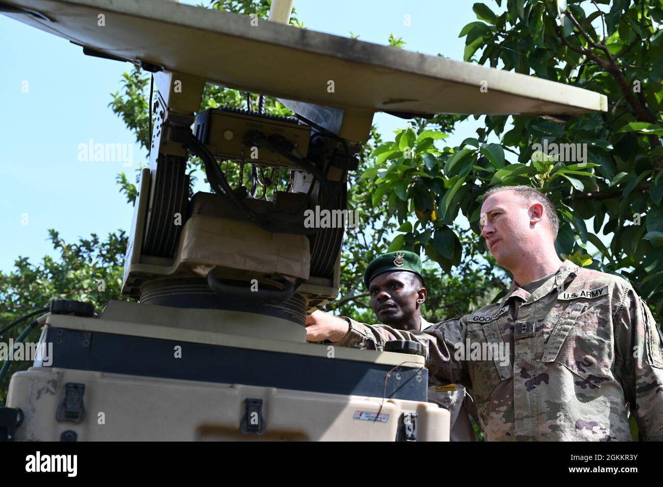 Adjudant-chef de l'armée américaine 2 David Goodwin, l'officier de projet de la Force opérationnelle interarmées combinée de la Corne de l'Afrique, s'entretient avec le capitaine de l'armée burundaise, Bigirimana Gélase, un officier de signalisation, au sujet du démantèlement du terminal de point d'accès (SNAP) du SIPR au quartier général de la Force de défense nationale du Burundi, en mai 19 2021. Le SNAP, maintenant remplacé par Internet commercial, a été utilisé pour connecter les utilisateurs au réseau africain de partage de données. Banque D'Images