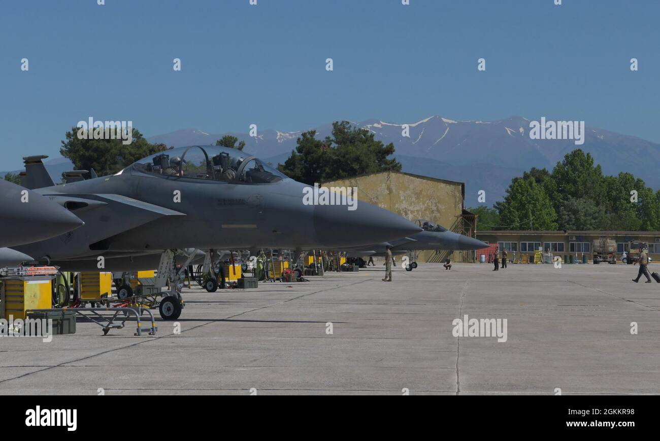 Un aigle F-15D de la Force aérienne des États-Unis affecté au 493e Escadron de chasseurs se prépare à prendre un taxi avant le décollage pendant l'exercice Astral Knight 21 à la base aérienne de Larissa, en Grèce, le 19 mai 2021. La 48e Escadre Fighter s'est formée et intégrée avec les pays alliés de l'OTAN pendant Astral Knight 21, du 17 au 21 mai 2021, renforçant les partenariats et les capacités de déploiement rapide. Banque D'Images