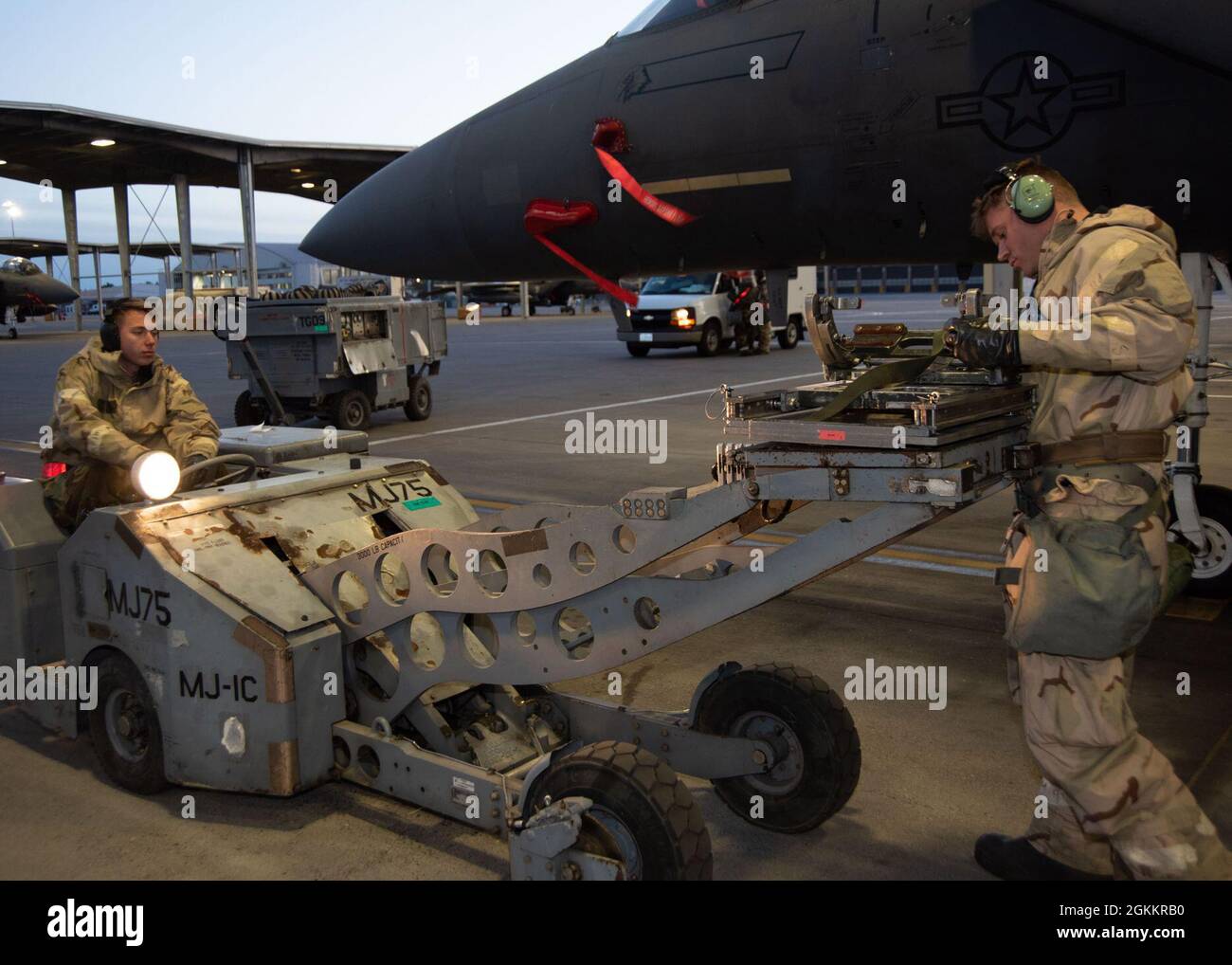US Air Force Airman 1re classe William Frisby, membre de l'équipage du 389e Escadron de chasse, exploite un véhicule de brouilleur (à gauche) pendant que le sergent d'état-major. Nolan Smith, membre de l'équipage de chargement d'armes du 389e Escadron de chasseurs, redimensionne le renfort d'armes sur le jammer (à droite), à la base aérienne de Mountain Home, Idaho, le 19 mai 2021. Les aviateurs s'entraînent tout en portant un équipement de protection personnelle orienté mission dans le cadre d'un exercice de phase II, qui prépare les aviateurs à travailler efficacement dans un environnement contesté. Banque D'Images