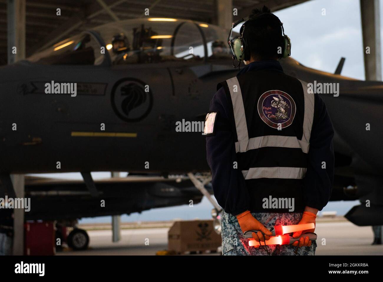Les aviateurs de la Force aérienne de la République de Singapour du 428e Escadron de chasseurs se préparent à prendre le vol en réponse à des attaques simulées sur la base aérienne de Mountain Home, Idaho, le 19 mai 2021. Ces attaques simulées faisaient partie de l'exercice de phase II visant à mettre en pratique leur capacité à survivre et à fonctionner dans un environnement contesté. Banque D'Images