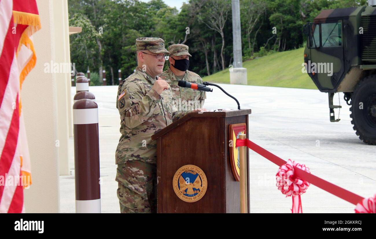 Le colonel Thomas J. Verell, Jr., commandant du district japonais des ingénieurs, présente le site de missiles Patriot à réaction rapide le plus à la pointe de la technologie aux soldats de l'artillerie de défense aérienne 1-1 d'Okinawa le 19 mai. Cette installation permet à l'Amérique de réagir plus rapidement que jamais aux menaces potentielles dans la région. Banque D'Images