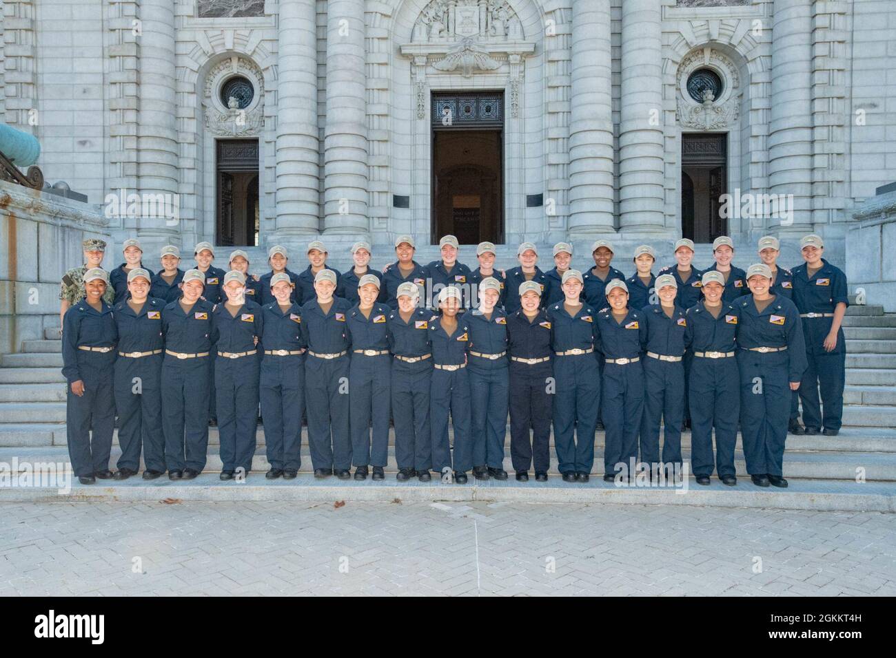La classe de sous-marin femelle de l'Académie navale américaine de 2021 pose pour une photo. La La classe de sous-marin femelle de l'Académie navale américaine de 2021 pose pour une photo. La
