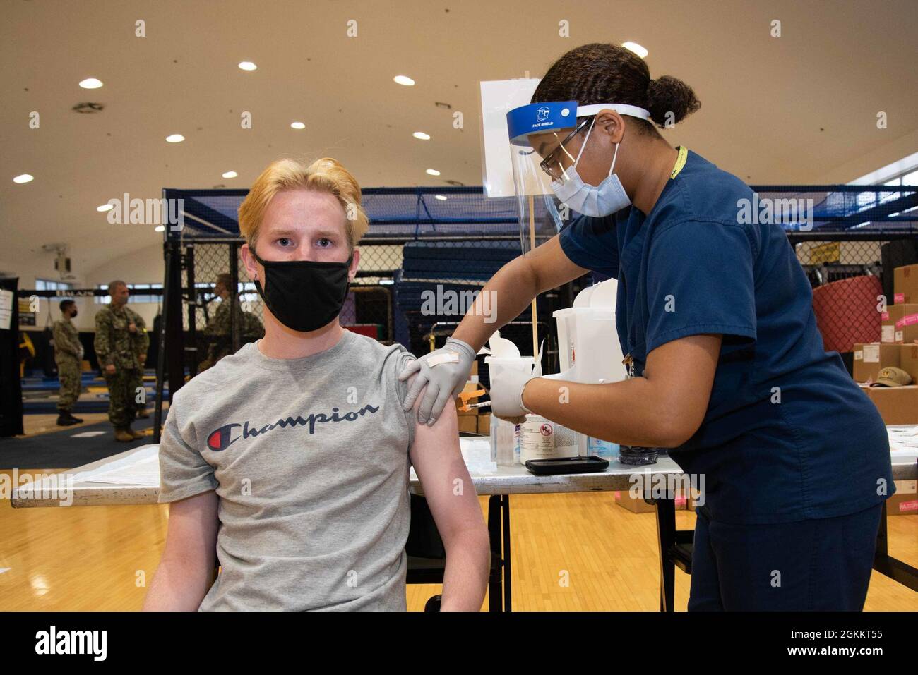 YOKOSUKA (Japon), le 20 mai 2021 – Judson Leary, un étudiant de 16 ans au lycée Kinnick, reçoit sa première dose du vaccin Pfizer COVID-19 de l’hôpital Corpsman de 1re classe Janasia Spotson Hawk lors d’une distribution de vaccins au commandant de la flotte activités du Nest de Yokosuka (CFAY) Hawk. L'ACY a commencé à administrer des vaccins aux enfants de 12 à 17 ans de l'Accord sur le statut des forces parrainé par la Marine au cours de la distribution de deux jours les 20 et 21 mai. Depuis plus de 75 ans, la CFAY fournit, entretient et exploite des installations et des services de base à l’appui de la 7e flotte américaine déployée à l’avance Banque D'Images