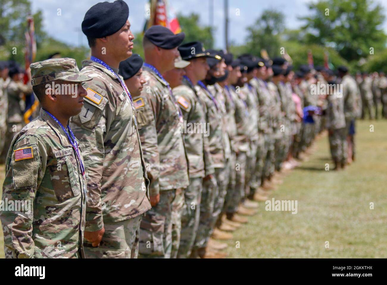 Les soldats Dogface de toute la division reçoivent leurs prix sportifs lors de la cérémonie de clôture de la semaine de la Marne de la 3e division d'infanterie, à fort Stewart, en Géorgie, le 20 mai 2021. La cérémonie de clôture récompense les gagnants de l'événement de la semaine de la Marne, qui est une occasion pour les soldats Dogface passés et présents de célébrer leur adhésion au « Rocher de la Marne ». Banque D'Images