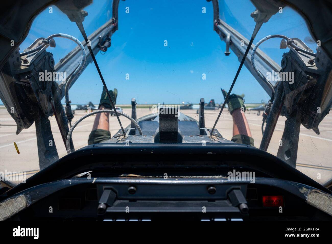 Un vol T-38 d'entraînement standard le 20 mai 2021 à la base aérienne de Laughlin, Texas. Le T-38 est l'avion standard pour l'entraînement des pilotes qui suivent dans l'avion de chasse. Banque D'Images