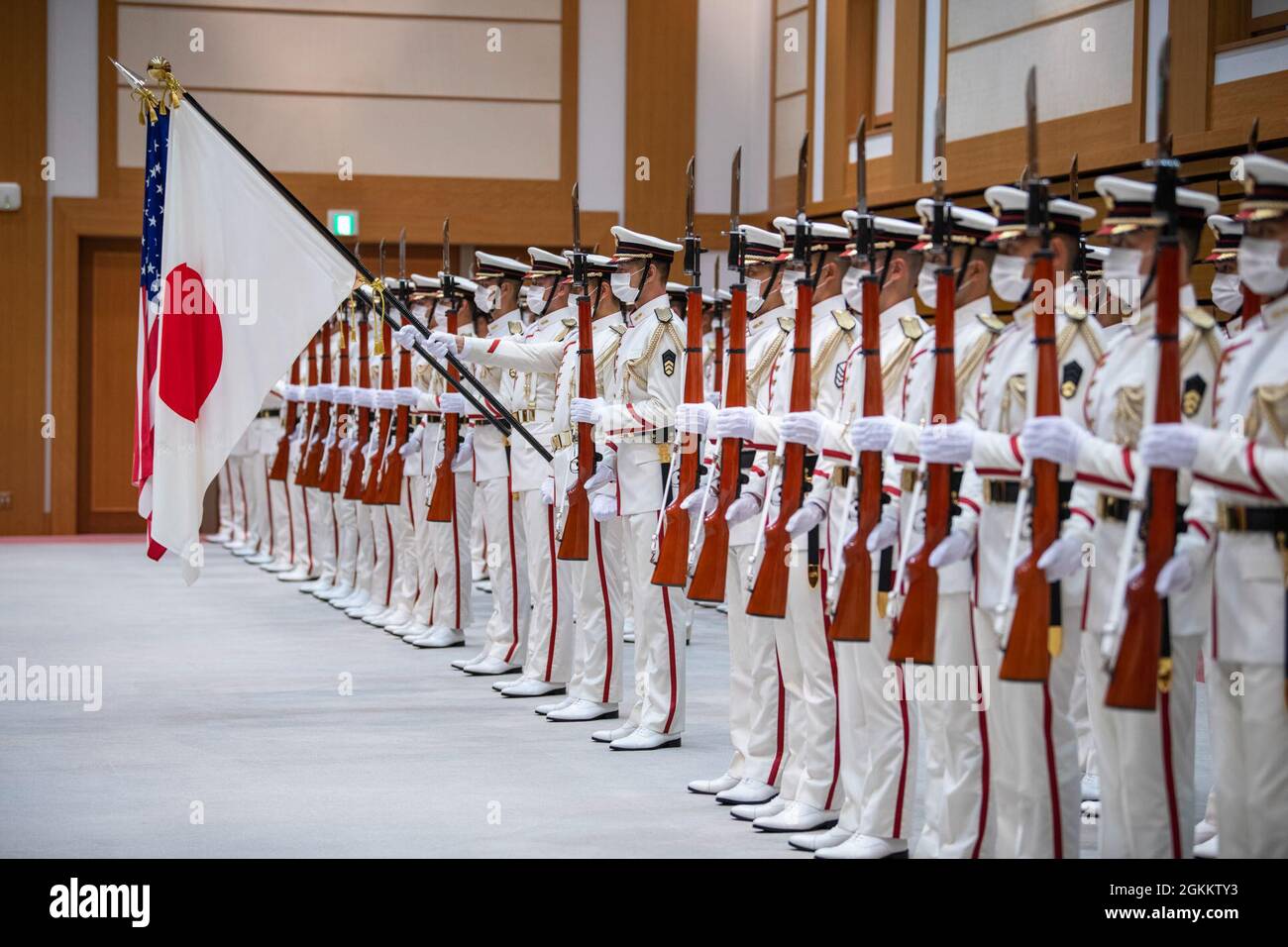 Le commandant du Commandement spatial américain, le général James H. Dickinson, a visité le ministère de la Défense du Japon, le 21 mai 2021. La visite comprenait une cérémonie de la Garde d'honneur. Banque D'Images