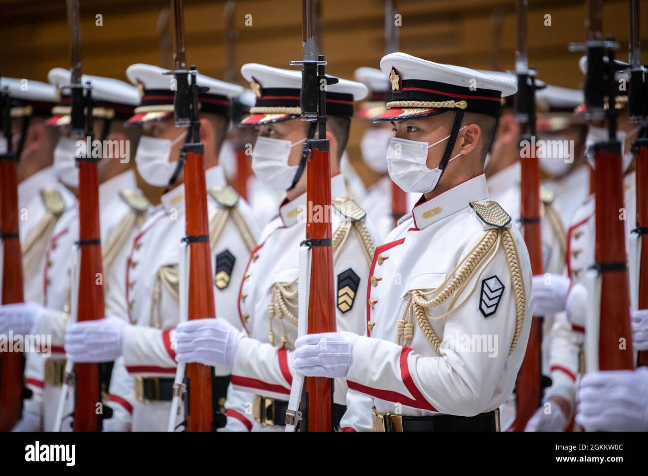 Le commandant du Commandement spatial américain, le général James H. Dickinson, a visité le ministère de la Défense du Japon, le 21 mai 2021. La visite comprenait une cérémonie de la Garde d'honneur. Banque D'Images