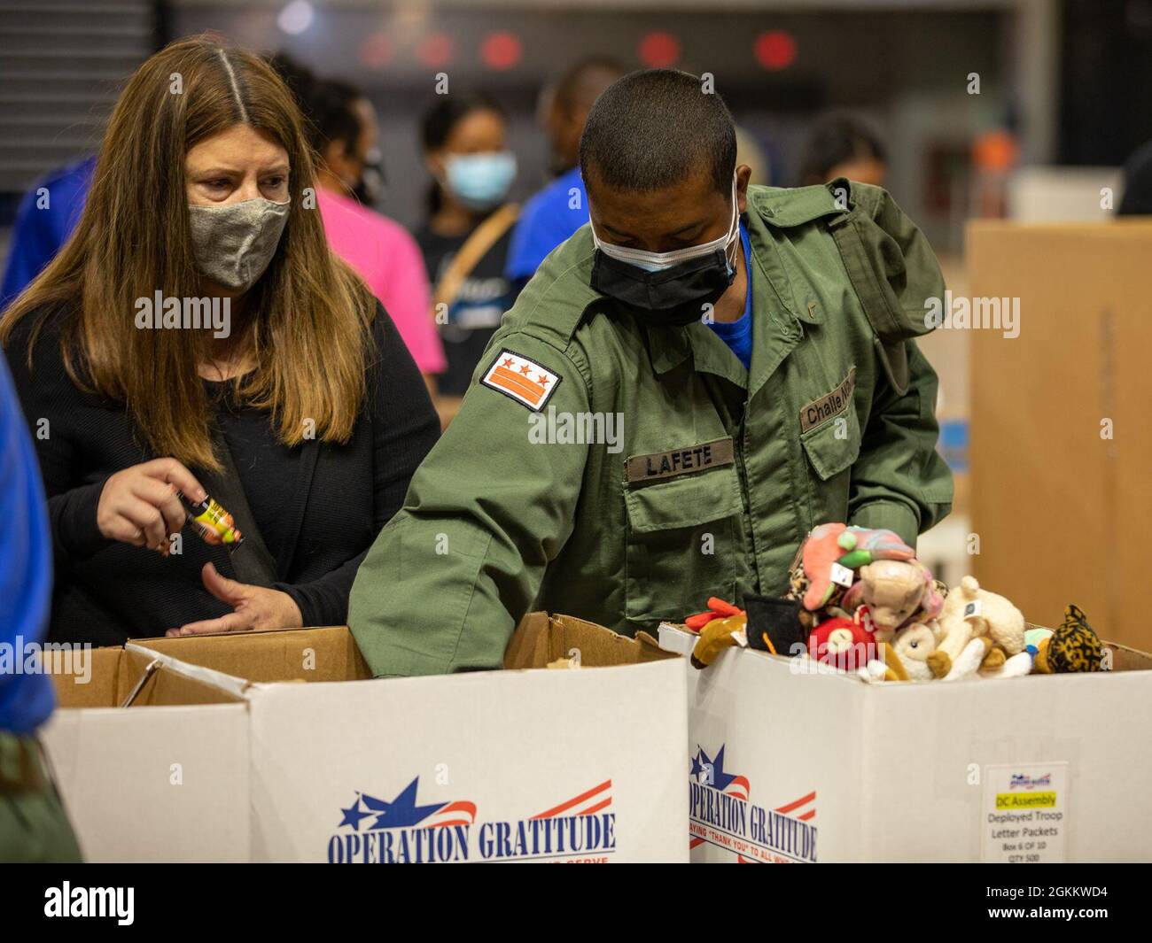 Un cadet de la Capital Guardian Youth Challenge Academy met des articles dans une trousse de soins destinée aux membres du service américain déployés à l'étranger dans le cadre d'un événement bénévole à l'appui de l'opération gratitude à but non lucratif, à l'Armory de D.C., le 20 mai 2021. Trente et un cadets ont aidé à emballer 900 boîtes en trois heures. L’Académie du défi de la jeunesse est un programme de sensibilisation de la Garde nationale de D.C., qui offre un programme de formation de type militaire pour les jeunes « à risque », axé sur l’intervention dans la vie, la préparation du GED et la réinsertion en décrochage. Banque D'Images