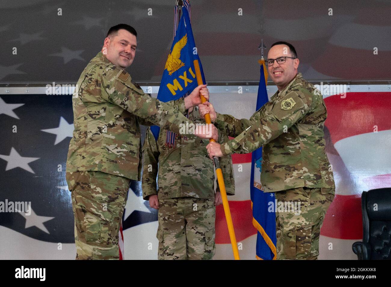 Le colonel Eric Tramel, à droite, commandant entrant du 2e Groupe de maintenance, reçoit les directives du colonel Mark Dmytryszyn, commandant de la 2e Escadre de la bombe, à gauche, lors d'une cérémonie de changement de commandement à la base aérienne de Barksdale, en Louisiane, le 20 mai 2021. Le passage des lignes directrices d’un escadron symbolise un transfert de commandement. Banque D'Images