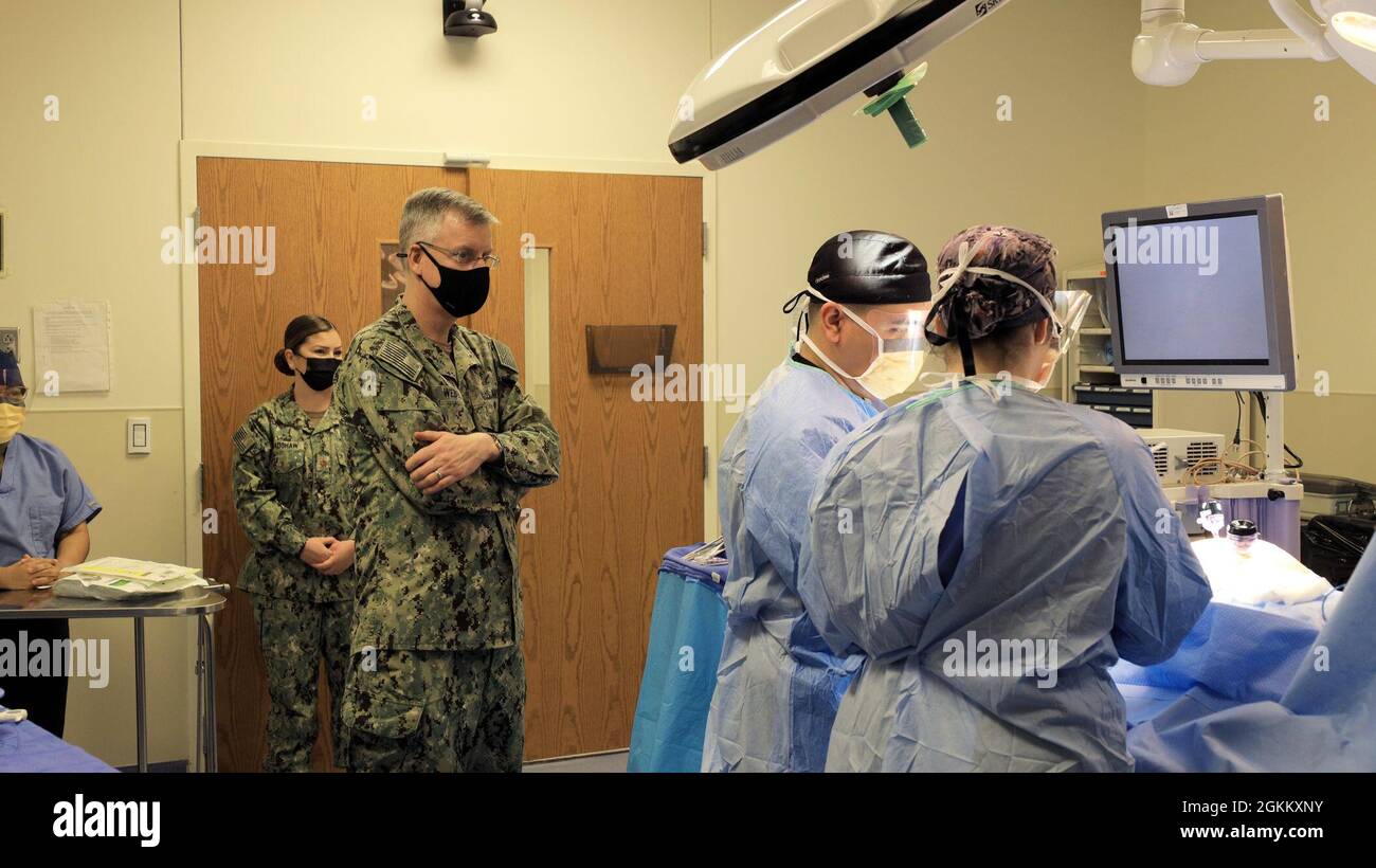 ADM. Arrière Tim Weber, commandant des Forces médicales navales du Pacifique et directeur du corps des services médicaux de la Marine, observe un instructeur et un étudiant effectuer une simulation d'intervention lors d'une visite au programme de formation des technologues en chirurgie au Campus d'éducation et de formation médicales, mai 19. Le METC est un campus à trois services qui offre 48 programmes d'enseignement différents aux étudiants du Département de la Défense, y compris l'hôpital Corpsman Basic, également connu sous le nom d'école « A », et plusieurs programmes de formation spécialisés tels que le technologue chirurgical, également connu sous le nom d'écoles « C ». Weber, qui a la supervision des huit medic de la médecine navale Banque D'Images