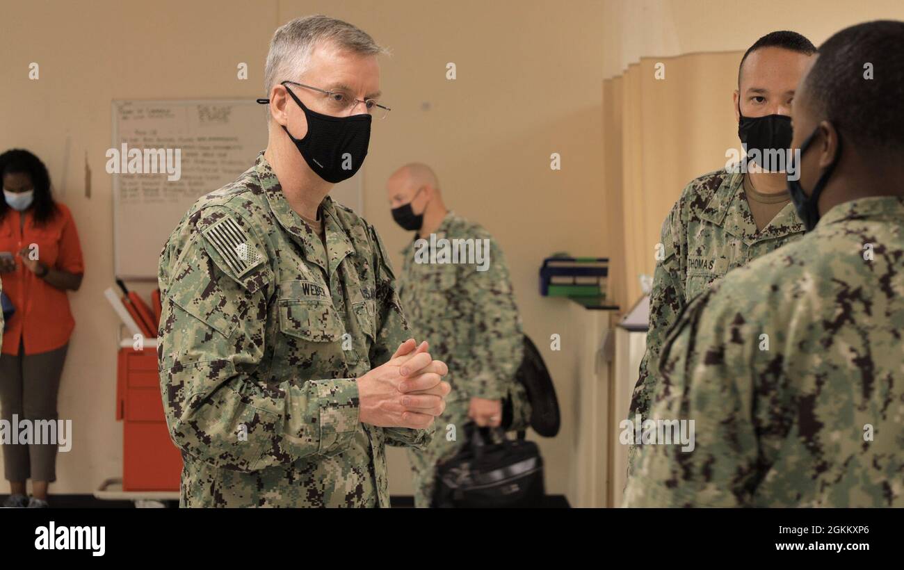 ADM. Arrière Tim Weber, commandant des Forces médicales navales du Pacifique et directeur du corps des services médicaux de la Marine, parle aux instructeurs du laboratoire de compétences en soins infirmiers où les membres de l'hôpital en formation apprennent à fournir des soins hospitaliers, lors d'une visite au Campus d'éducation et de formation médicales à San Antonio, mai 19. Le METC est un campus à trois services qui offre 48 programmes d'enseignement différents aux élèves du DoD, y compris l'hôpital Corpsman Basic, également connu sous le nom d'école « A », et plusieurs programmes de formation spécialisés, également connus sous le nom d'écoles « C ». Weber, qui a la supervision de la médecine navale de huit re médical Banque D'Images