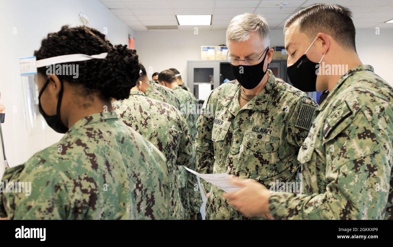 ADM. Arrière Tim Weber, commandant des Forces médicales navales du Pacifique et directeur du corps des services médicaux de la Marine, parle à un instructeur tandis que les étudiants apprennent à insérer des cathéters pour la thérapie intraveineuse (IV) à l'hôpital Corpsman Basic, également connu sous le nom d'école « A », Lors d'une visite au Campus d'éducation et de formation médicales à San Antonio, mai 19. Le METC est un campus à trois services qui offre 48 programmes d'enseignement différents aux étudiants du DoD, y compris Hospital Corpsman Basic et plusieurs programmes de formation spécialisés, également connus sous le nom d'écoles C. Weber, qui a la supervision des huit medica de la médecine navale Banque D'Images