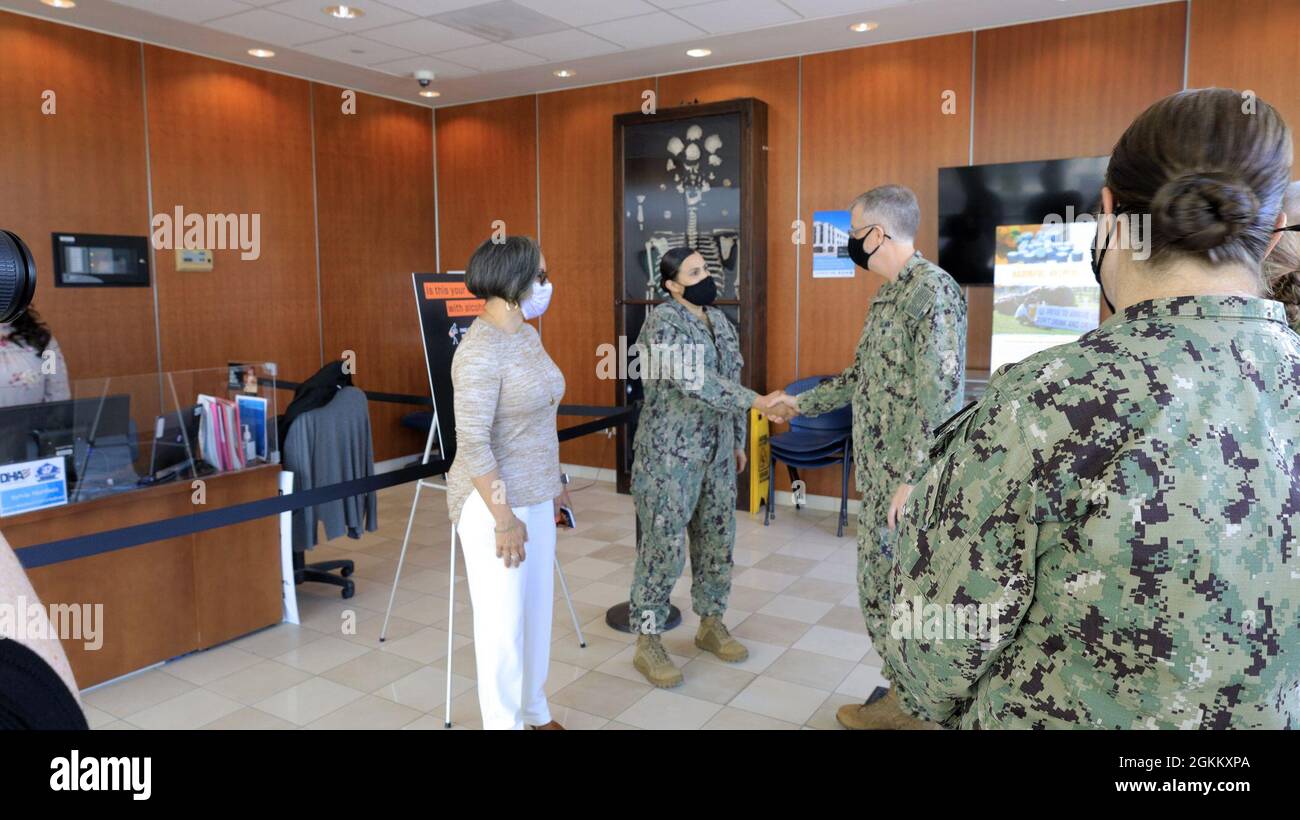 ADM. Arrière Tim Weber, commandant des Forces médicales navales du Pacifique et directeur du corps des services médicaux de la Marine, accueille le chef de l'hôpital Corpsman Viviana Garcia, chef de la Marine pour le programme de technologue en radiologie au Campus d'éducation et de formation médicales de San Antonio, au cours d'une visite, mai 19. Weber a visité les espaces de formation avec Garcia et Mme Stefania Green (à gauche), la directrice du programme. Le METC est un campus à trois services qui offre 48 programmes d'enseignement différents aux élèves du DoD, y compris l'hôpital Corpsman Basic, également connu sous le nom d'école « A ». Weber, qui a la supervision des huit médecins de la Marine Medicine Banque D'Images