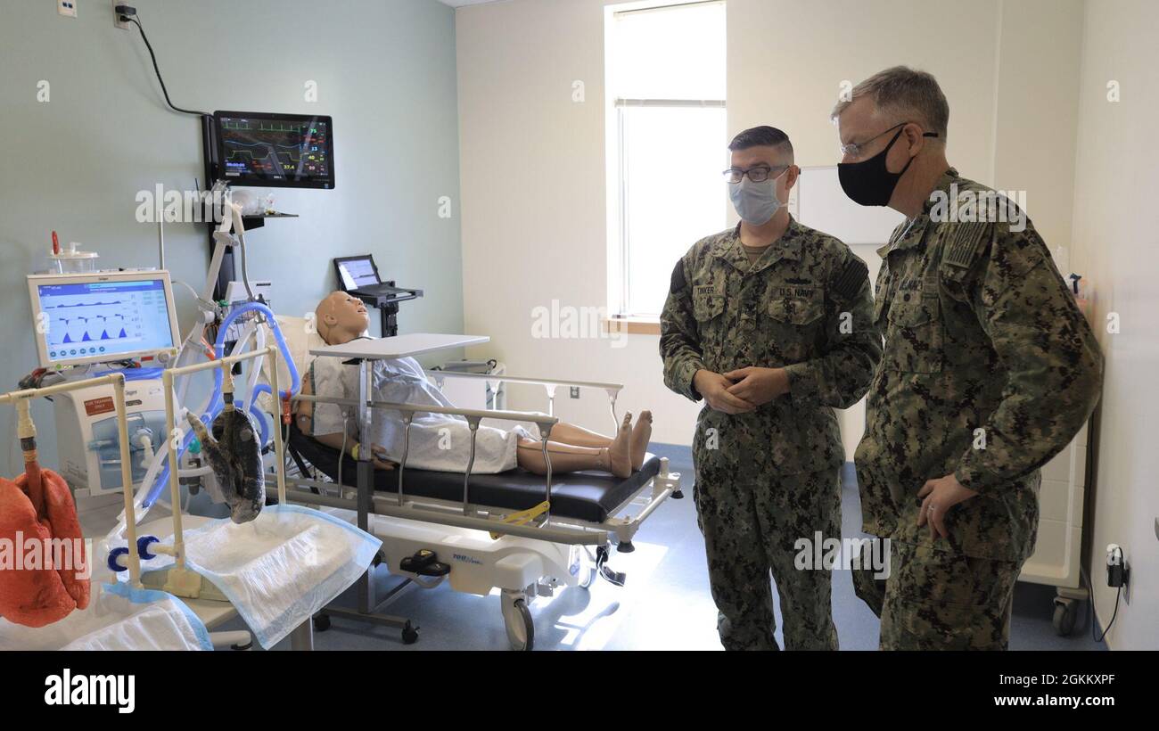 Hôpital Corpsman 1ère classe Phillip Tinker donne ADM arrière. Tim Weber, commandant des Forces médicales navales du Pacifique et directeur du corps des services médicaux de la Marine, visite des espaces de formation en thérapie respiratoire au Campus d'éducation et de formation médicales, au cours d'une visite, le 19 mai. Le METC est un campus à trois services qui offre 48 programmes d'enseignement différents aux élèves du DoD, y compris l'hôpital Corpsman Basic, également connu sous le nom d'école « A ». Weber, qui a la supervision des huit laboratoires de recherche médicale de la médecine navale, était dans l'État de Lone Star pour assister à l'unité de recherche médicale navale de San Antonio changement de c Banque D'Images