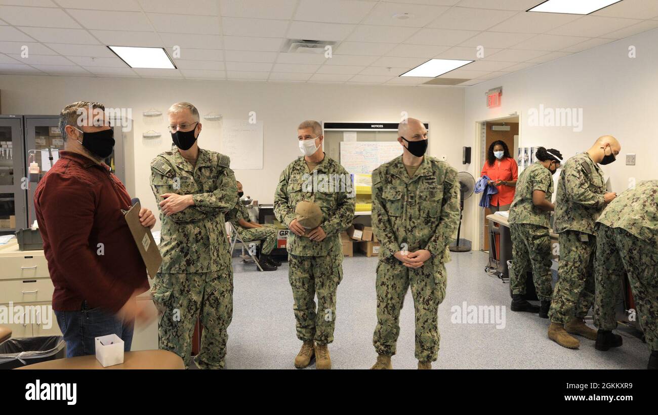 ADM. Arrière Tim Weber, commandant des Forces médicales navales du Pacifique et directeur du corps des services médicaux de la Marine, parle à un instructeur tandis que les étudiants apprennent à insérer des cathéters pour la thérapie intraveineuse (IV) à l'hôpital Corpsman Basic, également connu sous le nom d'école « A », Lors d'une visite au Campus d'éducation et de formation médicales à San Antonio, mai 19. Le capitaine de commandement de Weber et du NMFP, Sean Howe (à droite), a fait une tournée du capitaine Thomas Hergig (deuxième à partir de droite), commandant du METC. Le METC est un campus à trois services qui offre 48 programmes d'enseignement différents aux étudiants du DoD, y compris le corps d'hôpital Banque D'Images