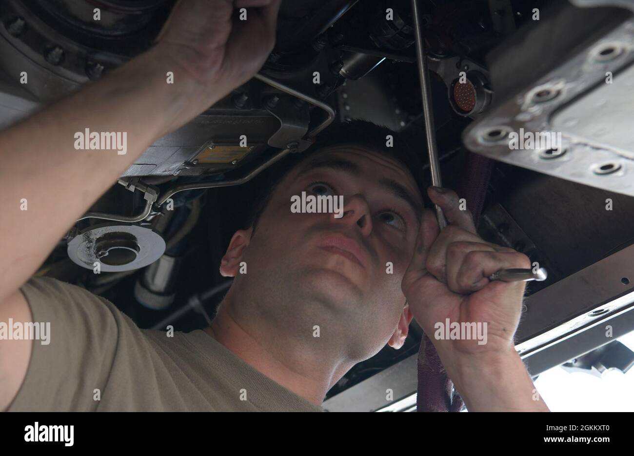 U.S. Air Force Tech. Sgt. Shawn Davis, 748e AMXS moteurs NCO en charge, remplace un câble moteur sur un F-15C Eagle affecté au 493e Escadron de chasseurs lors de l'exercice Astral Knight 21 à la base aérienne de Larissa, Grèce, le 20 mai 2021. La 48e Escadre Fighter s'est formée et intégrée avec les pays alliés de l'OTAN pendant Astral Knight 21, du 17 au 21 mai 2021, renforçant les partenariats et les capacités de déploiement rapide. Banque D'Images