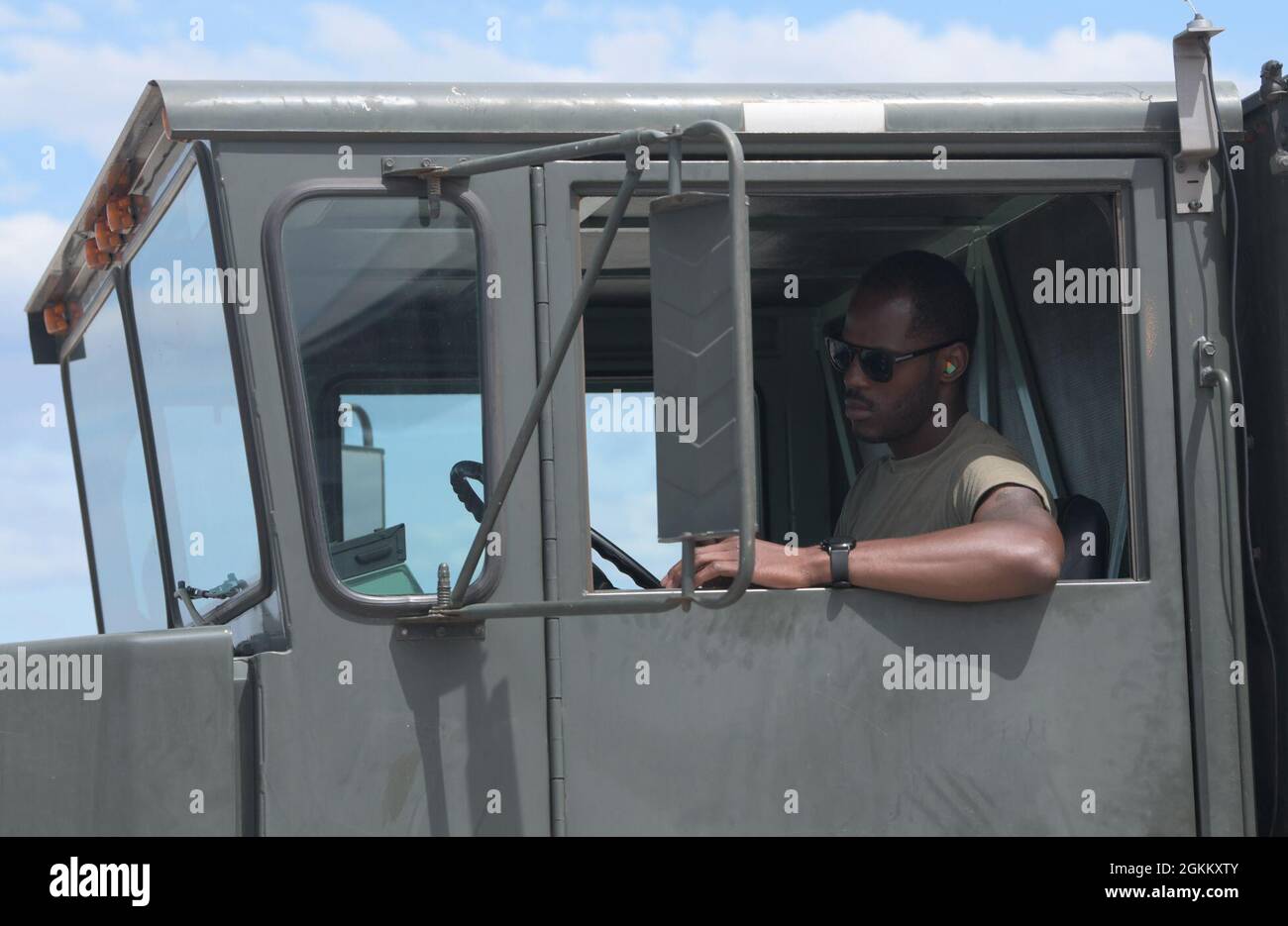 U.S. Air Force Tech. Sgt. Ted Grigsby, 48e Escadron de préparation à la logistique, appuie le NCO en charge, conduit un camion de ravitaillement lors de l'exercice Astral Knight 21 à la base aérienne de Larissa, Grèce, le 20 mai 2021. Astral Knight est un exercice multinational intégré de défense aérienne et antimissile, mené dans la région Adriatique de l'Europe, dans le but d'améliorer l'interopérabilité entre les États-Unis et leurs alliés de l'OTAN dans la région. Banque D'Images