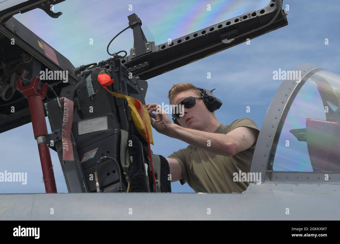 US Air Force Airman 1re classe Thomas Sullivan, chef d'équipage du 748e Escadron de maintenance d'aéronefs, effectue des tâches de récupération après vol sur un aigle F-15C affecté au 493e Escadron de combat pendant l'exercice Astral Knight 21 à la base aérienne de Larissa (Grèce), le 20 mai 2021. La 48e Escadre Fighter a déployé 12 aigles F-15C/D et plus de 250 aviateurs du 493e FS, du 748e AMXS et d'autres unités de soutien pour participer à l'exercice. Banque D'Images