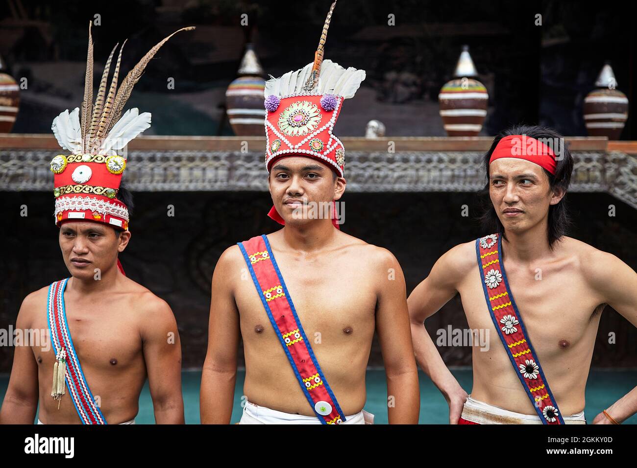 Vue sur les autochtones qui effectuent de la danse tribale au Formosan Aboriginal Cultural Village à Taiwan. Banque D'Images