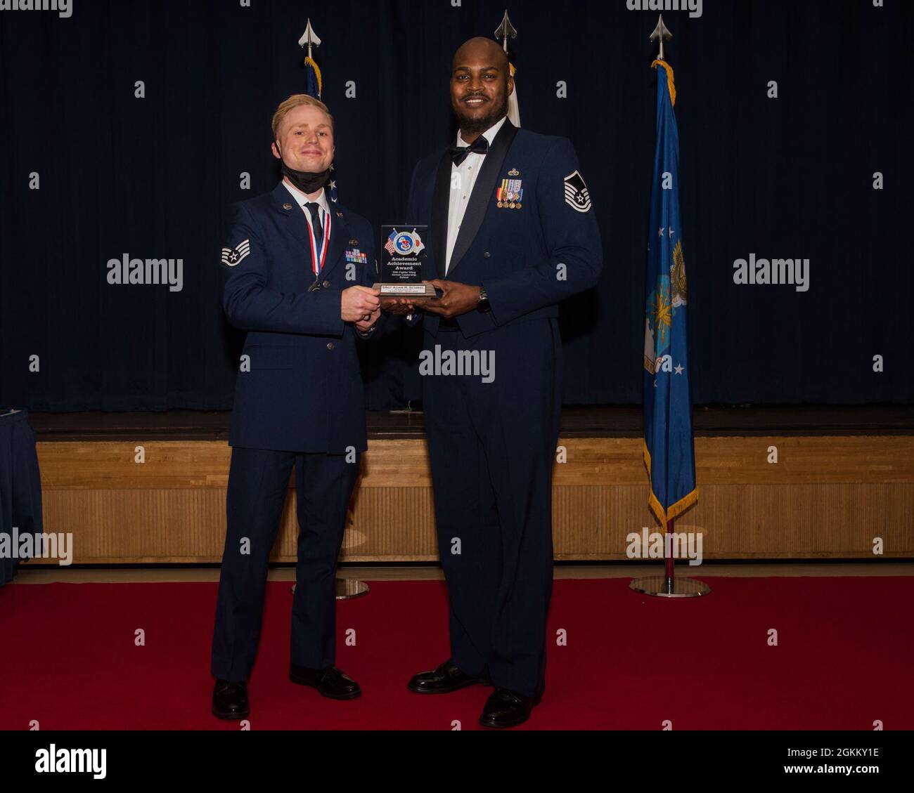 Sergent d'état-major de la Force aérienne des États-Unis Adam Schmal, diplômé de la classe 21-D de l'école de leadership Airmen, à gauche, reçoit le prix de réalisation académique. Ce prix est remis à l'étudiant qui fait preuve d'excellence en tant que chercheur. Il est fondé sur tous les tests objectifs sommatives et les évaluations de rendement individuelles et est donné à l'étudiant ayant le plus haut niveau académique global. Banque D'Images