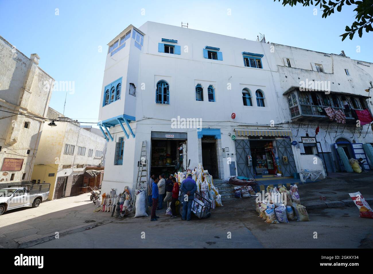 Marche à travers la vieille médina de Rabat, Maroc. Banque D'Images