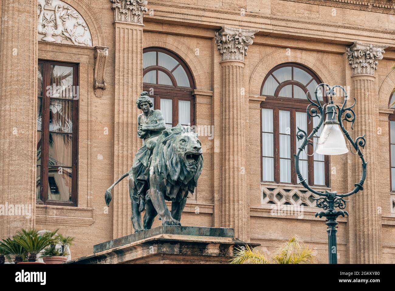Statue de Lion devant le Théâtre Massimo Vittorio Emanuele de Palerme, Sicile Banque D'Images
