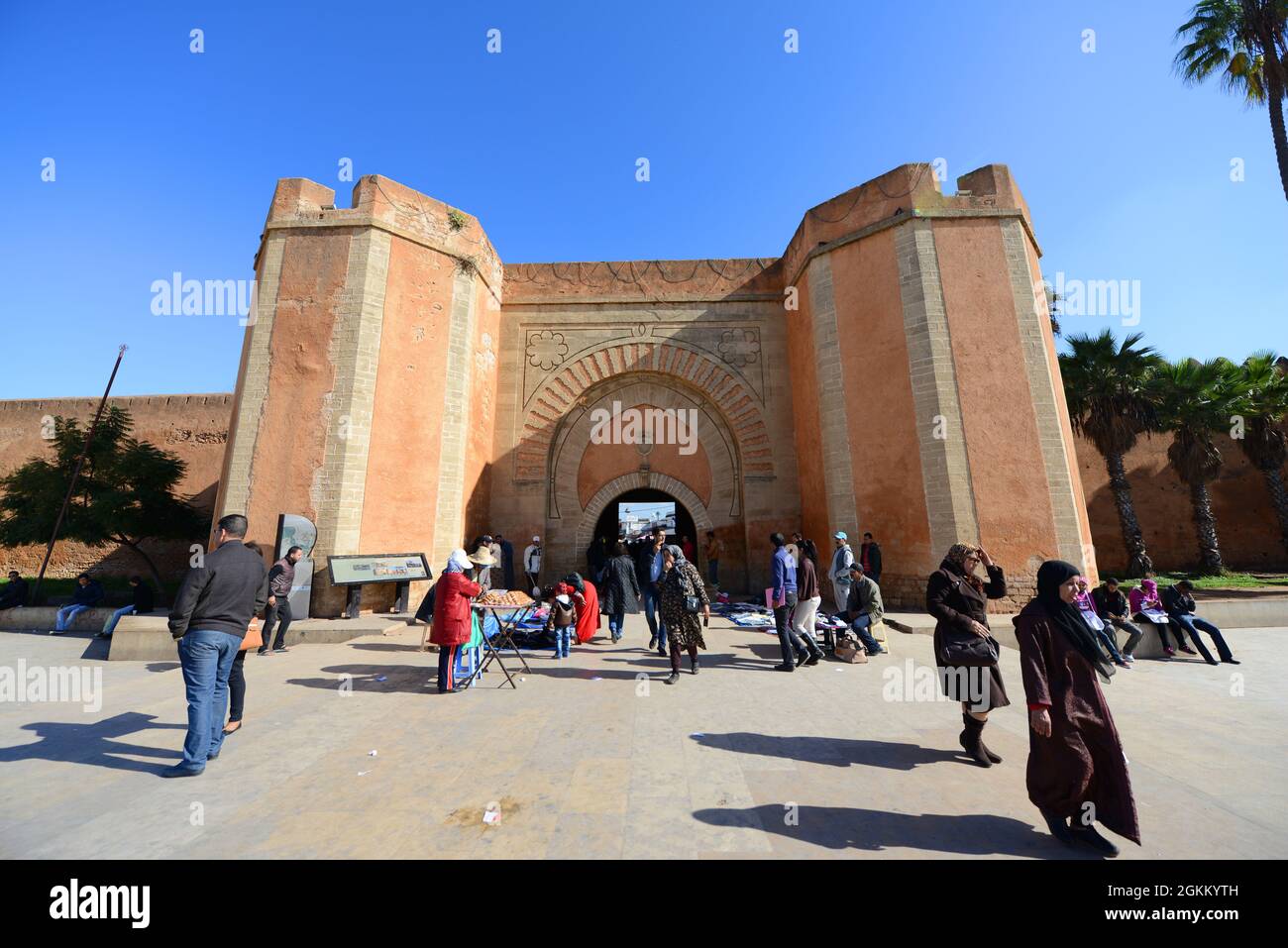 La place Bab el Had et les remparts de la vieille ville de Rabat, au Maroc. Banque D'Images