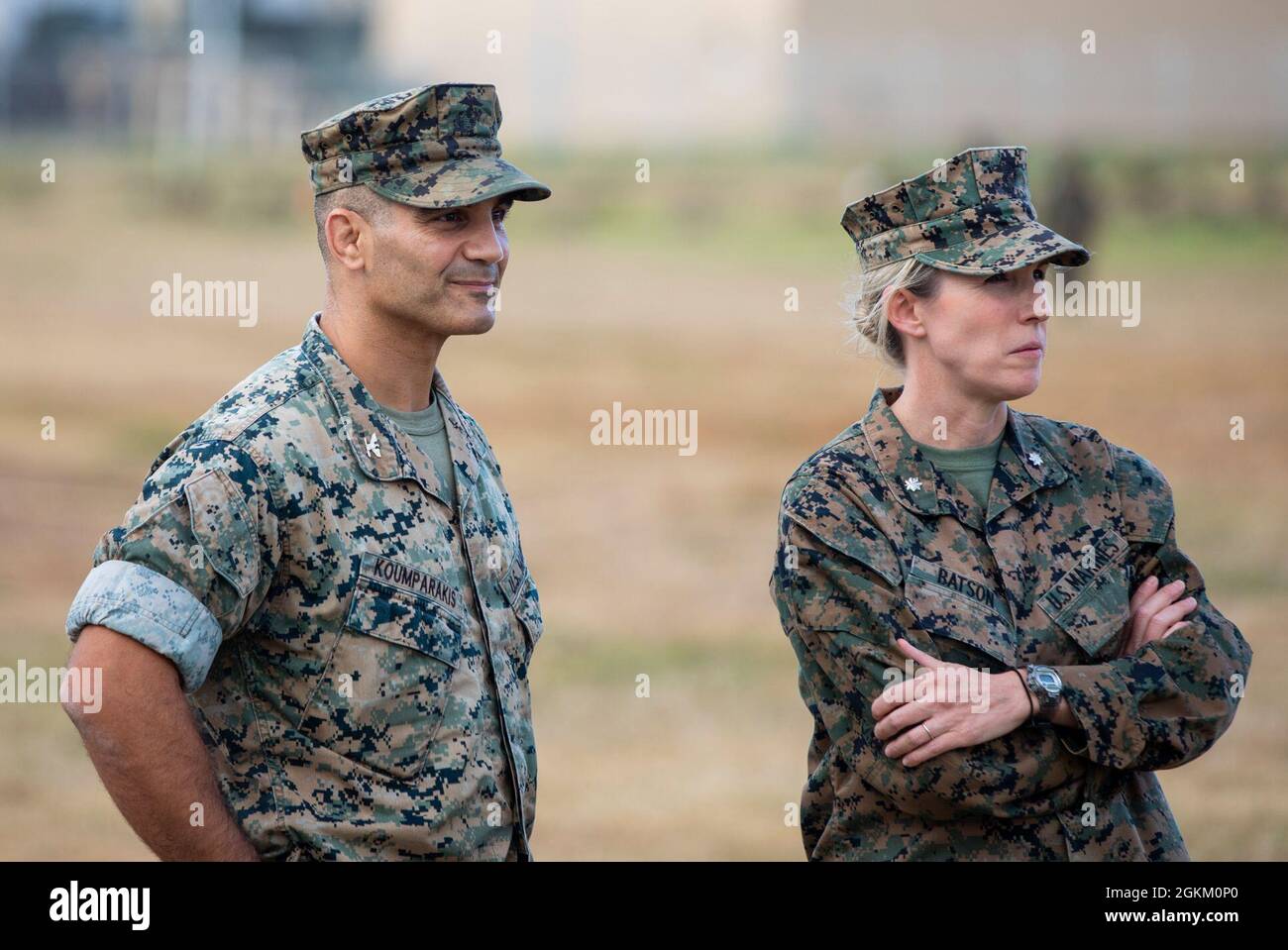 Le colonel Speros Koumparakis, commandant de la base des Marines d'Hawaii, et le lieutenant-colonel Carrie Batson, commandant du bataillon du quartier général, MCBH, supervisent les événements de l'événement nocturne Warrior de HQBN, MCBH, le 20 mai 2021. L'événement HQBN Warrior Night comprenait diverses activités de renforcement d'équipe et visait à favoriser la cohésion de l'unité et l'esprit de corps. Banque D'Images