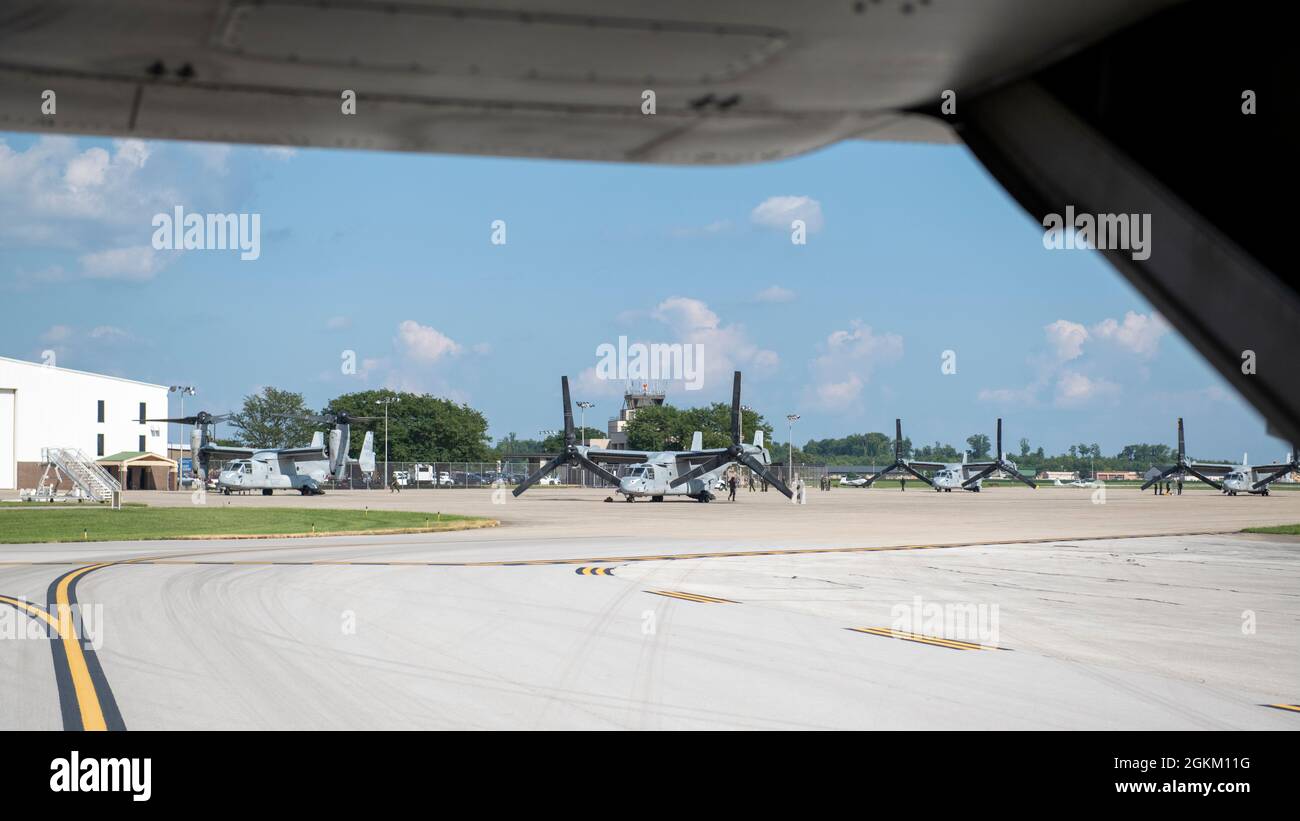 US Marine corps MV-22 Osprey affecté au Marine Medium Tiltrotor Squadron (VMM) 163 s'assoient sur la rampe lors de l'exercice de tir en direct jaded Thunder à Hulman Field à Terre haute, Ind., août 22. 2021. L'aéroport régional de Terre haute et la 181e Escadre du renseignement étaient les hots de l'exercice. (É.-U. Photo de la Garde nationale aérienne par le sergent d'état-major. Lonnie Wiram) Banque D'Images