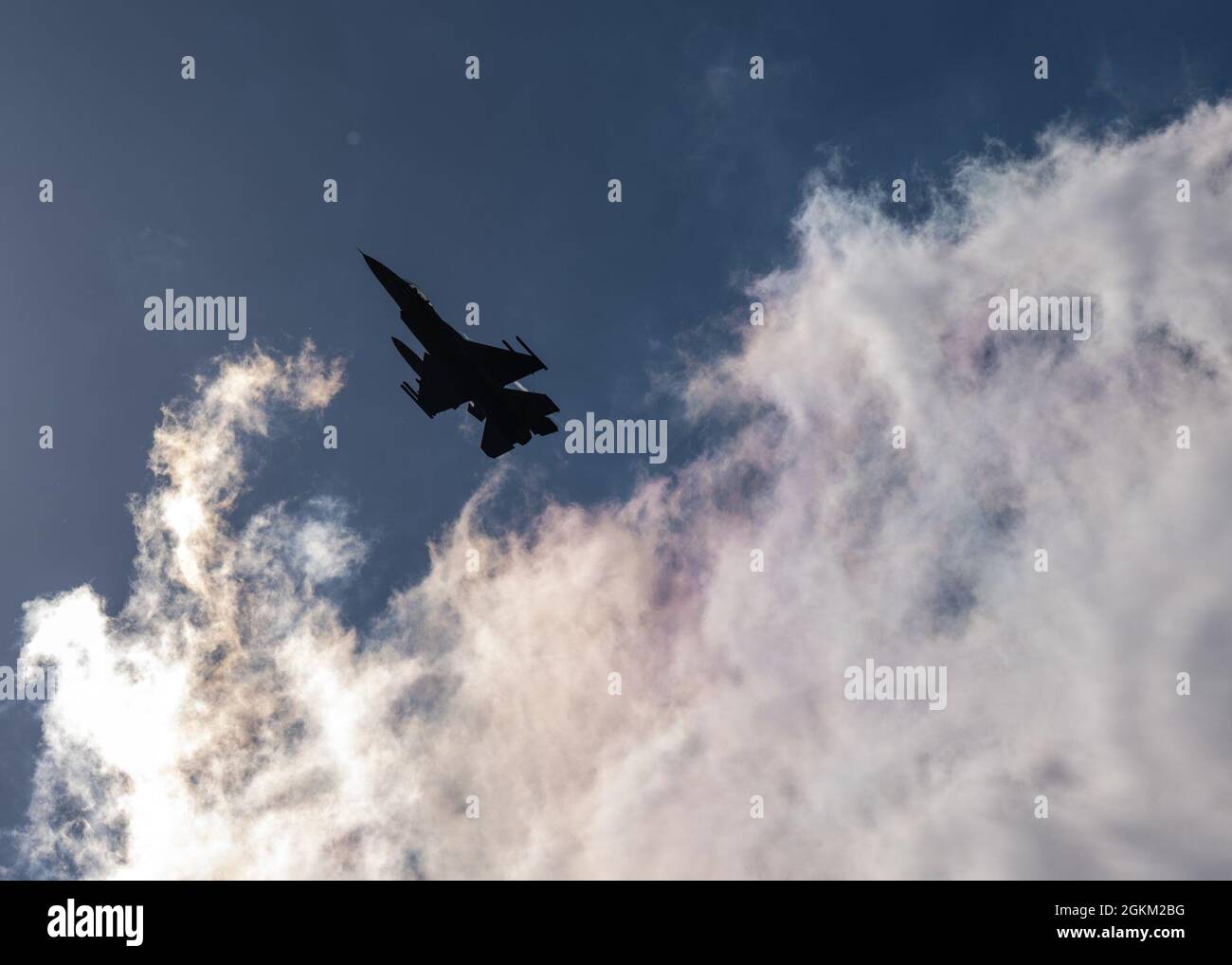 Un faucon de combat F-16 affecté à la 187e Escadre de chasseurs de la Garde aérienne nationale de l'Alabama survole la base de la réserve aérienne de Dobbins, en Géorgie, avant d'atterrir pour le salon aérien d'Atlanta de 2021, le 21 mai 2021. Quatre F-16 de la 187e Escadre de chasseurs « Red Tails » ont effectué une simulation d'assaut de terrain d'aviation pour les participants au spectacle aérien du 22 au 23 mai 2021. Banque D'Images