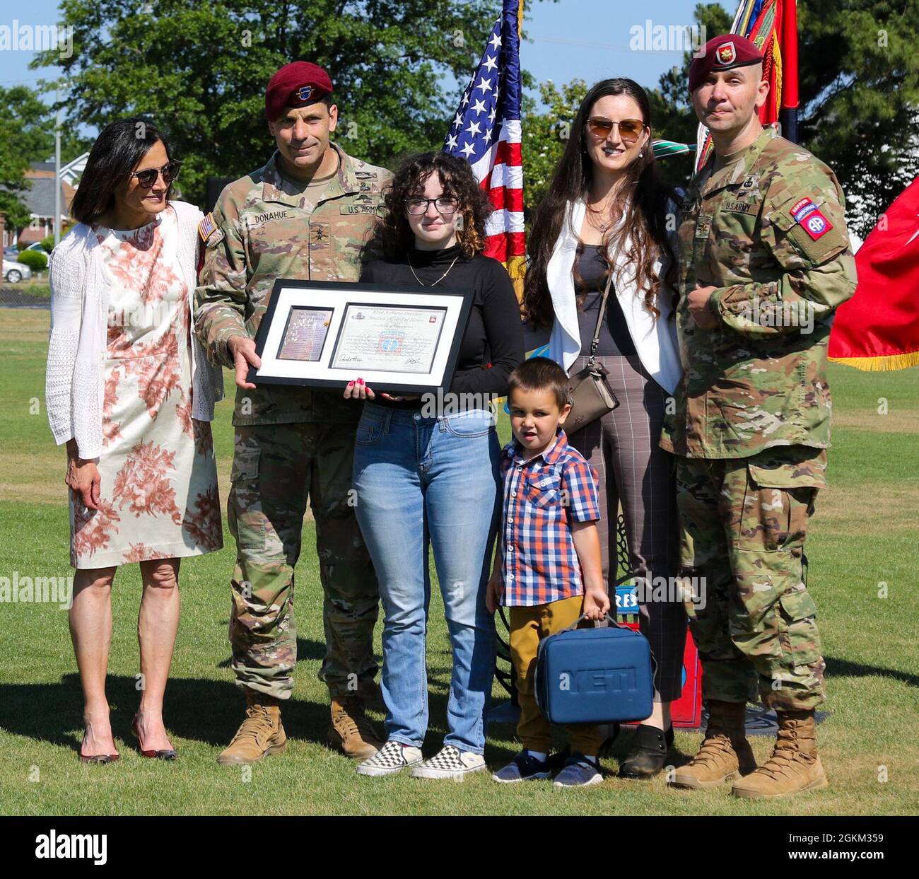 La famille avec le général Christopher Donahue, pose avec