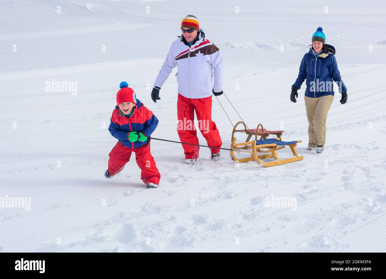 A la famille in neige fraîche sur une journée d'hiver dans les Alpes autrichiennes Banque D'Images