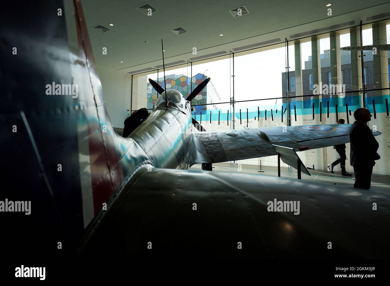 Un Spitfire remis en état est dévoilé comme la nouvelle pièce centrale du musée Potteries et de la galerie d'art à Stoke-on-Trent, dans le Staffordshire, dans la galerie à façade de verre. L'avion a été entièrement restauré dans le cadre d'un projet de deux ans mené par des experts du Kent. Elle a été donnée à Stoke-on-Trent en 1972 en reconnaissance de ses liens avec l'ingénieur aéronautique et concepteur du Spitfire, Reginald Mitchell. Date de la photo: Lundi 13 septembre 2021. Banque D'Images