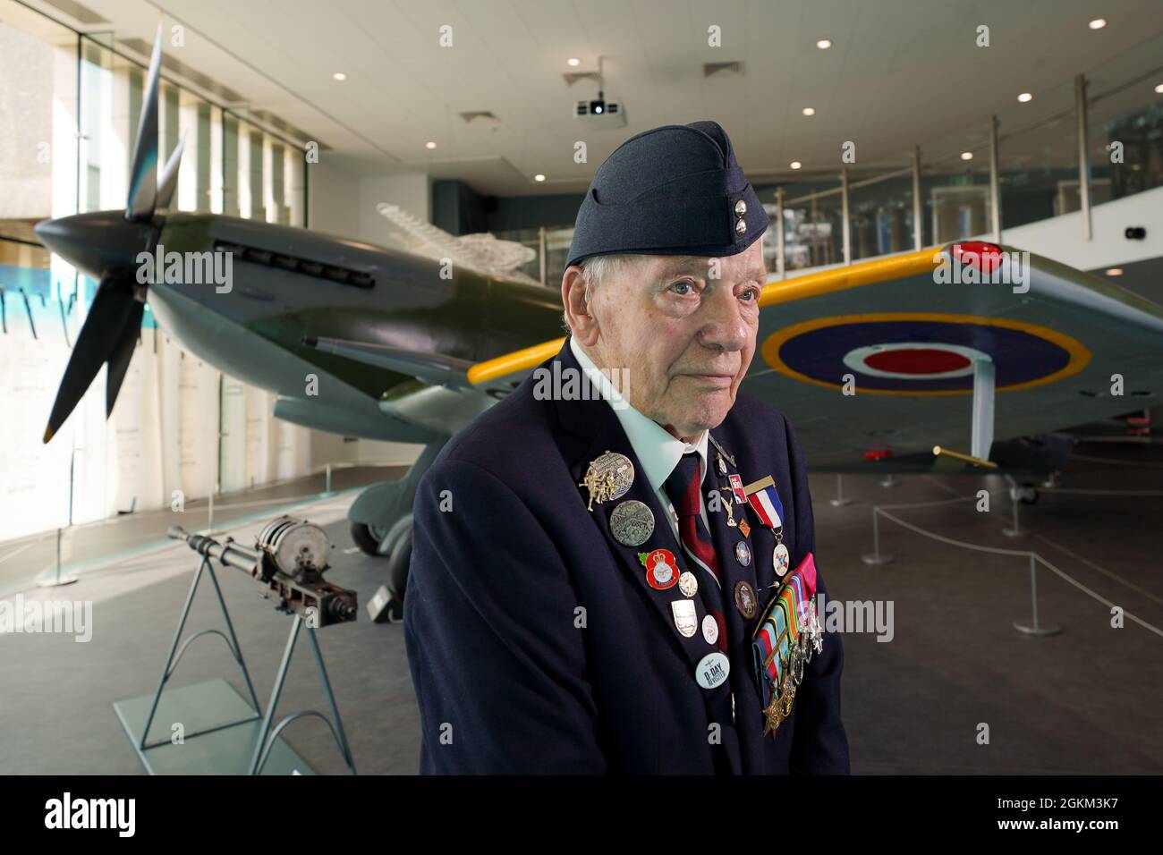 Bert Turner, un vétéran de 97 ans du commandement de la RAF par un Spitfire remis en état, a dévoilé comme pièce centrale du musée Potteries et de la galerie d'art à Stoke-on-Trent, Staffordshire, dans la galerie à façade de verre construite à cet effet. L'avion a été entièrement restauré dans le cadre d'un projet de deux ans mené par des experts du Kent. Elle a été donnée à Stoke-on-Trent en 1972 en reconnaissance de ses liens avec l'ingénieur aéronautique et concepteur du Spitfire, Reginald Mitchell. Date de la photo: Lundi 13 septembre 2021. Banque D'Images