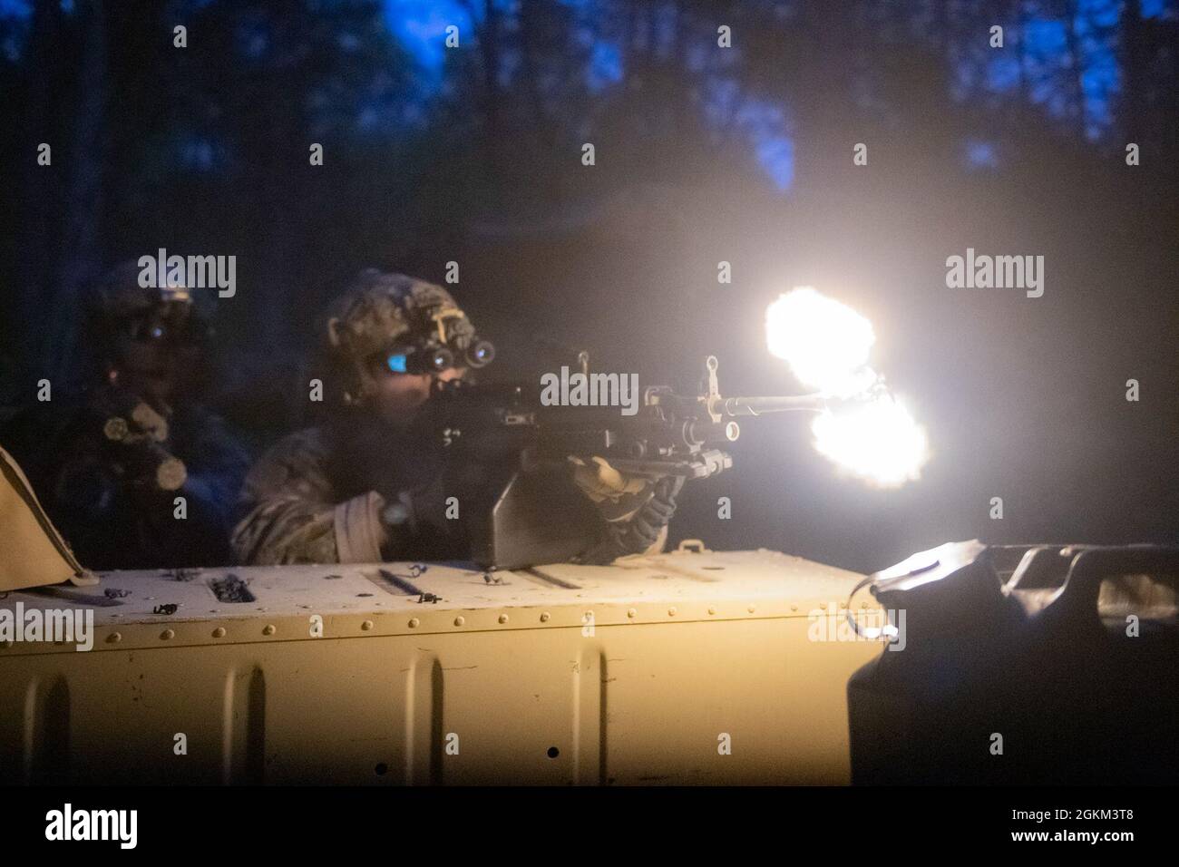 Un opérateur de tactiques spéciales de la Force aérienne américaine lance des tirs à blanc à partir d'une mitrailleuse 249b contre un ennemi simulé lors du premier exercice à grande échelle du Commandement de la mobilité aérienne, Mobility Guardian 21, à Volk Field, Wisconsin, le 21 mai 2021. Des équipes de tactiques spéciales ont travaillé avec les aviateurs Total Force pour s'entraîner sur une variété de scénarios d'emploi de combat agile basés sur des défis de sécurité réels pertinents et des conflits futurs. Banque D'Images