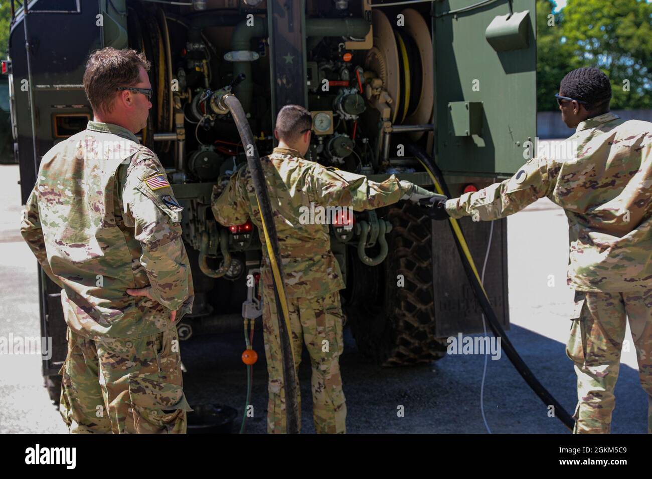 (Tuzla, Bosnie) --- des soldats de la compagnie Echo, 1er Bataillon d'hélicoptères d'assaut, Garde nationale de l'Armée de l'Alabama, effectuent un test Aqua-Glow sur le carburant d'un camion tactique à mobilité élargie lourde. Ce test détermine la quantité de particules d'eau avant de filtrer le carburant. Banque D'Images