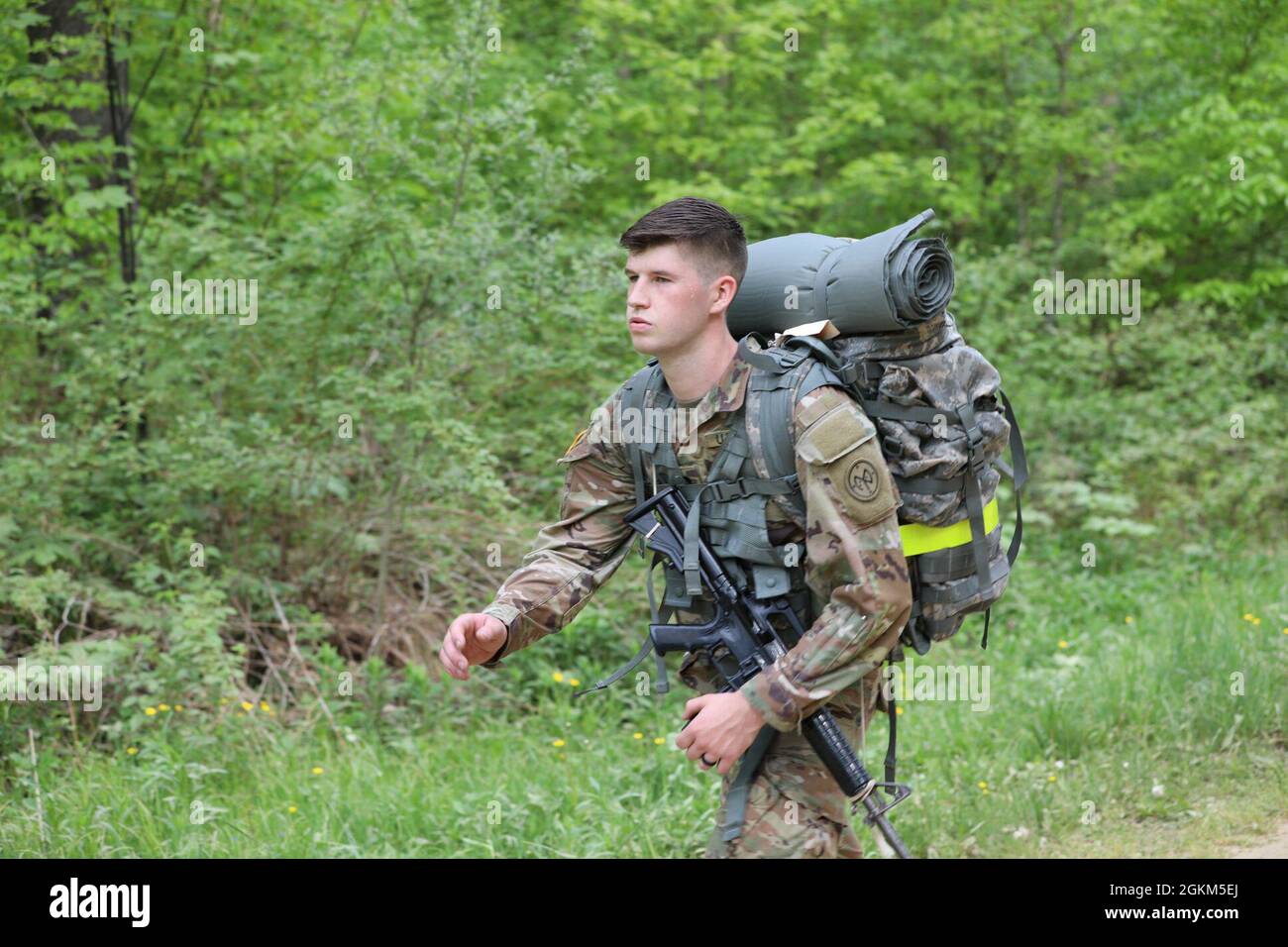 SPC de la Garde nationale de l'armée de New York. Dylan Davis, un scout de cavalerie affecté à la troupe Bravo, 2e Escadron, 101e Régiment de cavalerie, traverse la dernière partie d'une marche de 12 milles durant la compétition du meilleur guerrier de l'escadron à Ellicottville, New York, le 22 mai. L'événement a testé la forme physique et l'endurance, les connaissances et le roulement militaires, et les compétences de base du soldat pour déterminer qui représentera leur unité aux compétitions de brigade et d'état. Banque D'Images