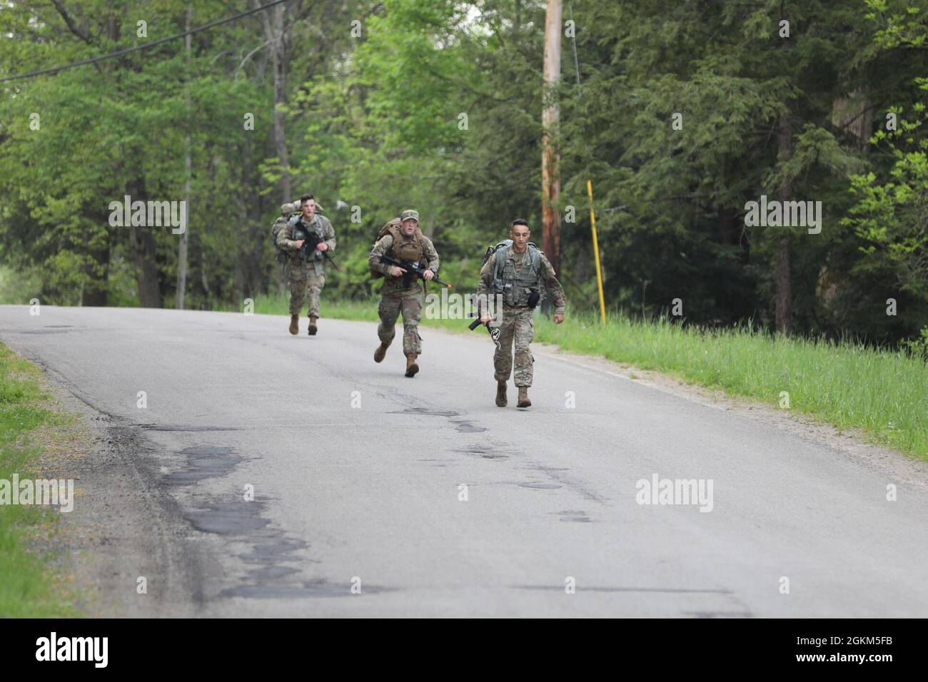 Depuis la gauche, le PFC de la garde nationale de l'armée de New York. Andrew Rucker, SPC. Austin Manville et Sgt. Zachary Marafioti, affecté au 2e Escadron, 101e Régiment de cavalerie, effectue une marche de ruck pendant la compétition du meilleur guerrier de l'escadron à Ellicottville, New York, le 22 mai. Manville et Marafioti se classaient en premier dans les catégories des soldats et des officiers non commissionnés du concours, respectivement, et représenteront l'escadron lors d'une compétition au niveau de la brigade. Banque D'Images