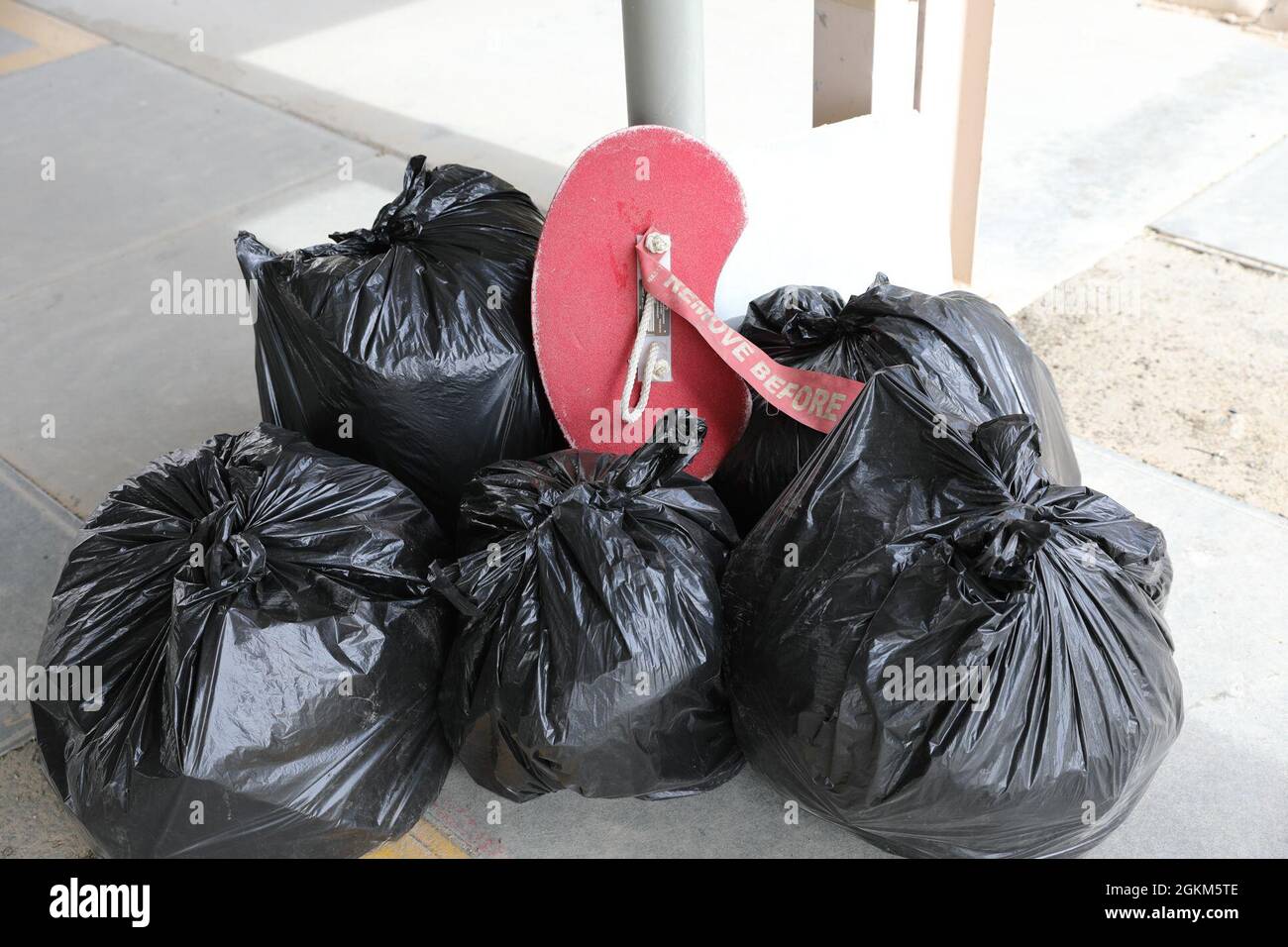 Les soldats de la Force opérationnelle de Phoenix ont rempli cinq sacs de  déchets pleins de débris lors d'une promenade d'objets et de débris  étrangers (FOD) sur la ligne de vol à