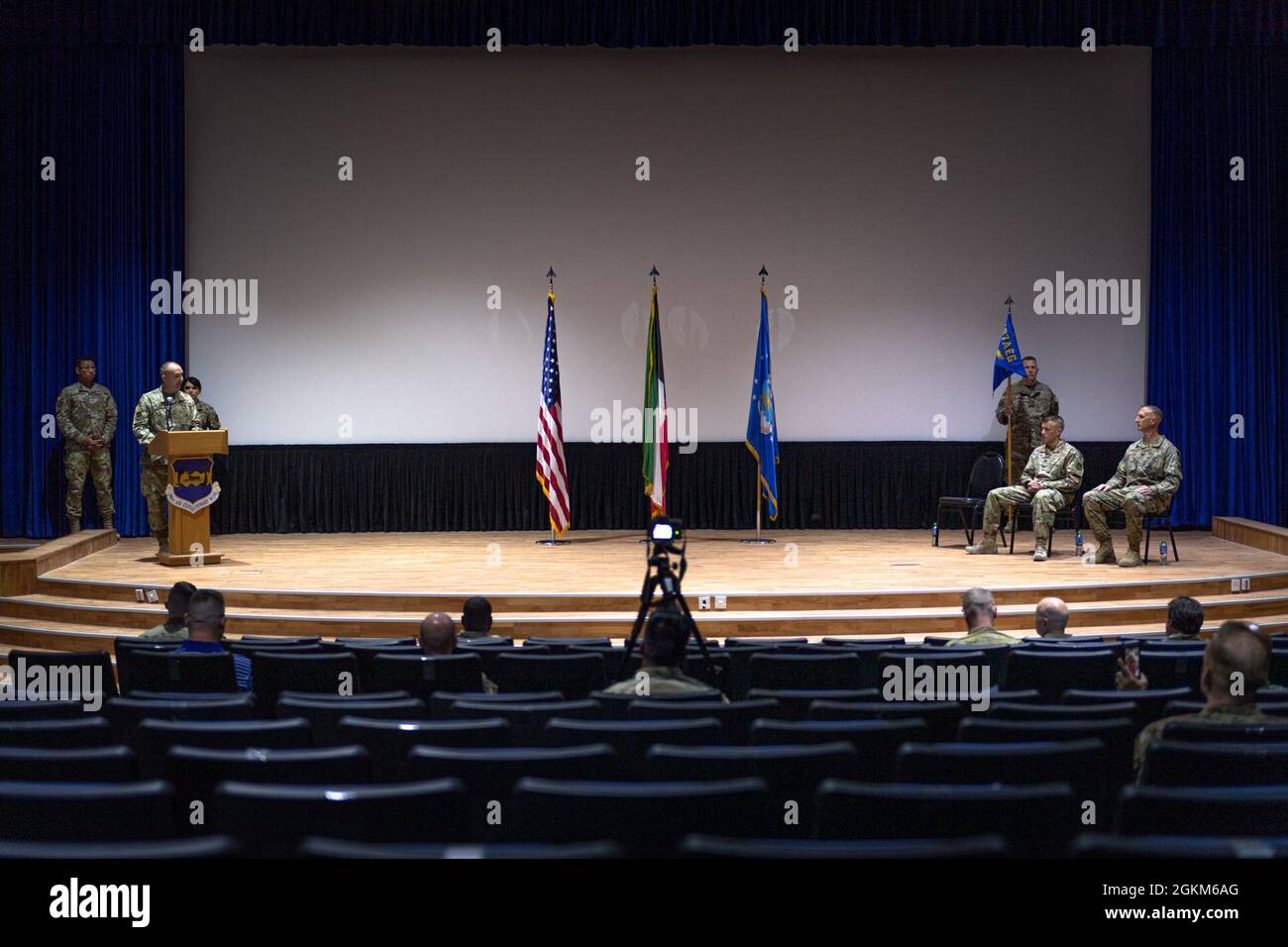 John Borowski, commandant du 387e Groupe expéditionnaire de la Force aérienne des États-Unis, prend la parole lors d'une cérémonie de passation de commandement à la base aérienne Ali Al Salem, au Koweït, le 23 mai 2021. Le lieutenant-colonel John Garvin a pris le commandement du 387e Escadron expéditionnaire de la Force aérienne. Banque D'Images