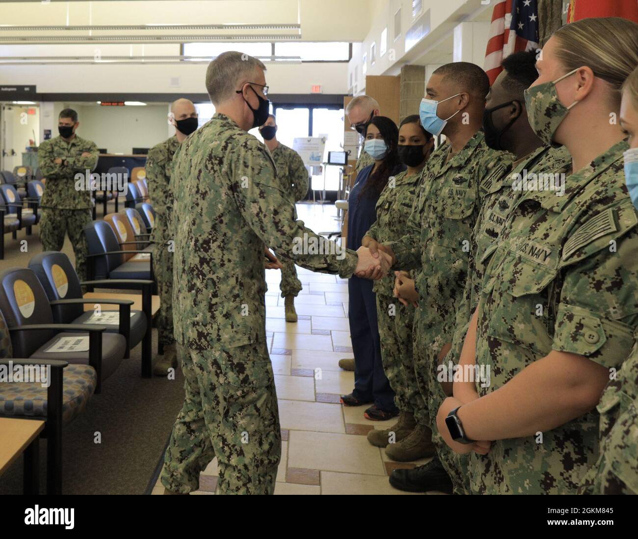 ADM. Arrière Tim Weber, commandant des Forces médicales navales du Pacifique, présente les pièces de monnaie en remerciant l'équipe de recherche du Centre de recherches médicales navales après les avoir regardé en action à la clinique de zone 13 du camp de l'hôpital naval de Pendleton, mai 24. Les chercheurs et le personnel de soutien du CNMV, qui est situé à Silver Spring, au Maryland, étaient à la clinique pour faire le suivi de la participation de Marines à l'étude COVID-19 Health action Response for Marines (CHARM). La première partie de l'étude a eu lieu l'année dernière au corps des Marines Recruit Depot Parris Island au plus fort de la pandémie. Les chercheurs visent à comprendre l Banque D'Images